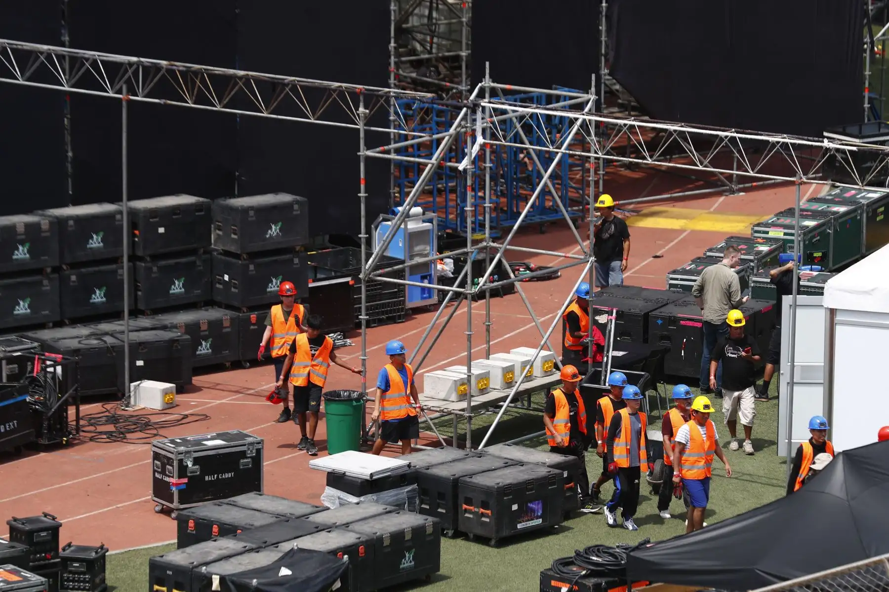 Así se realizan los trabajos de armado del escenario para el concierto de la artista colombiana Karol G, quién brindará dos conciertos en el estadio de la Universidad San Marcos, en Lima, el viernes 12 y sábado 13 de abril. 
Foto: ANDINA/Daniel Bracamonte