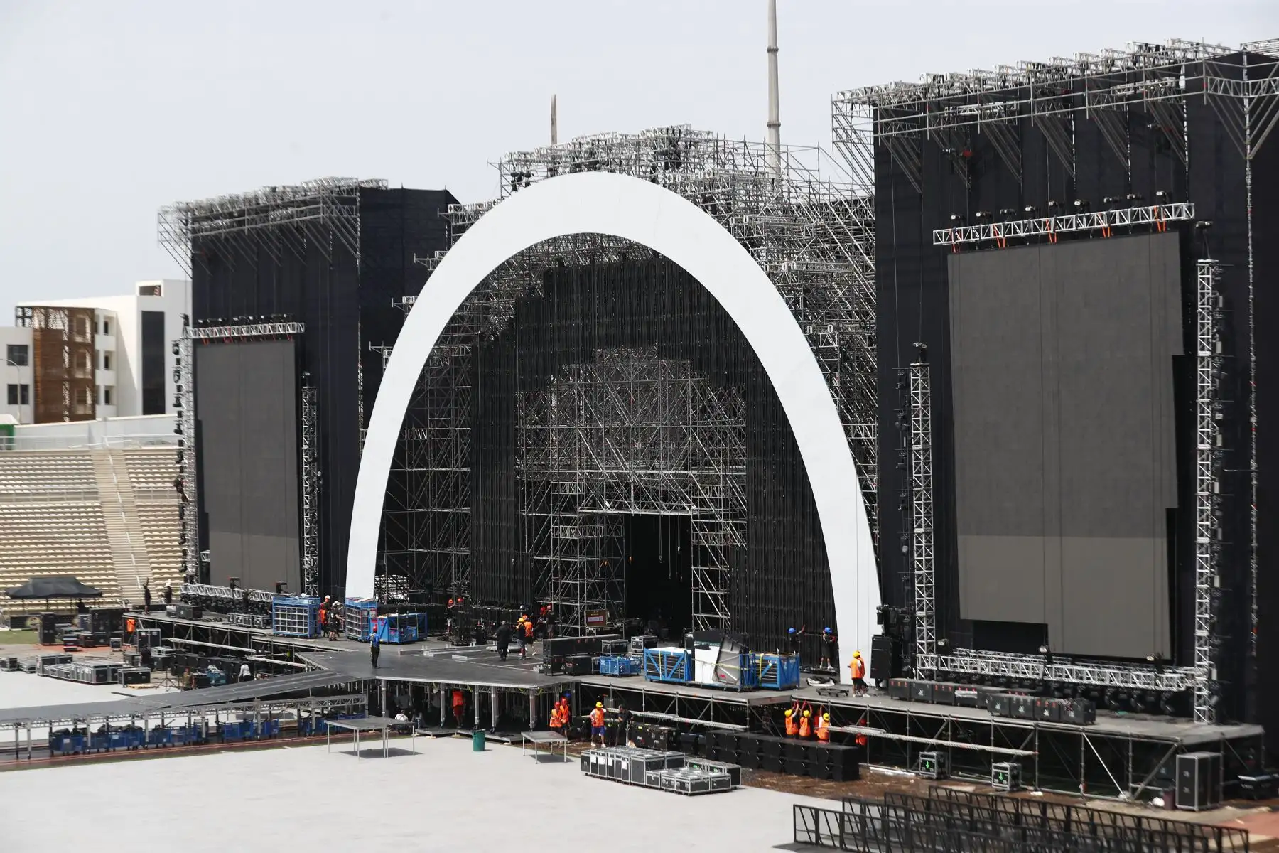 Así se realizan los trabajos de armado del escenario para el concierto de la artista colombiana Karol G, quién brindará dos conciertos en el estadio de la Universidad San Marcos, en Lima, el viernes 12 y sábado 13 de abril. 
Foto: ANDINA/Daniel Bracamonte
