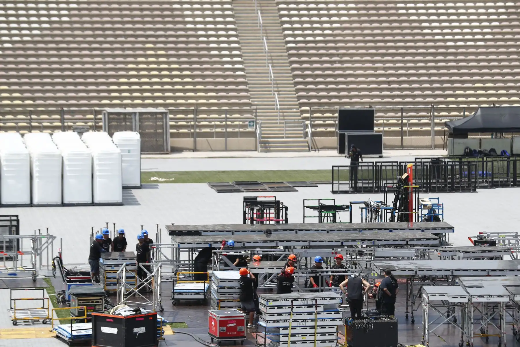 Así se realizan los trabajos de armado del escenario para el concierto de la artista colombiana Karol G, quién brindará dos conciertos en el estadio de la Universidad San Marcos, en Lima, el viernes 12 y sábado 13 de abril. 
Foto: ANDINA/Daniel Bracamonte
