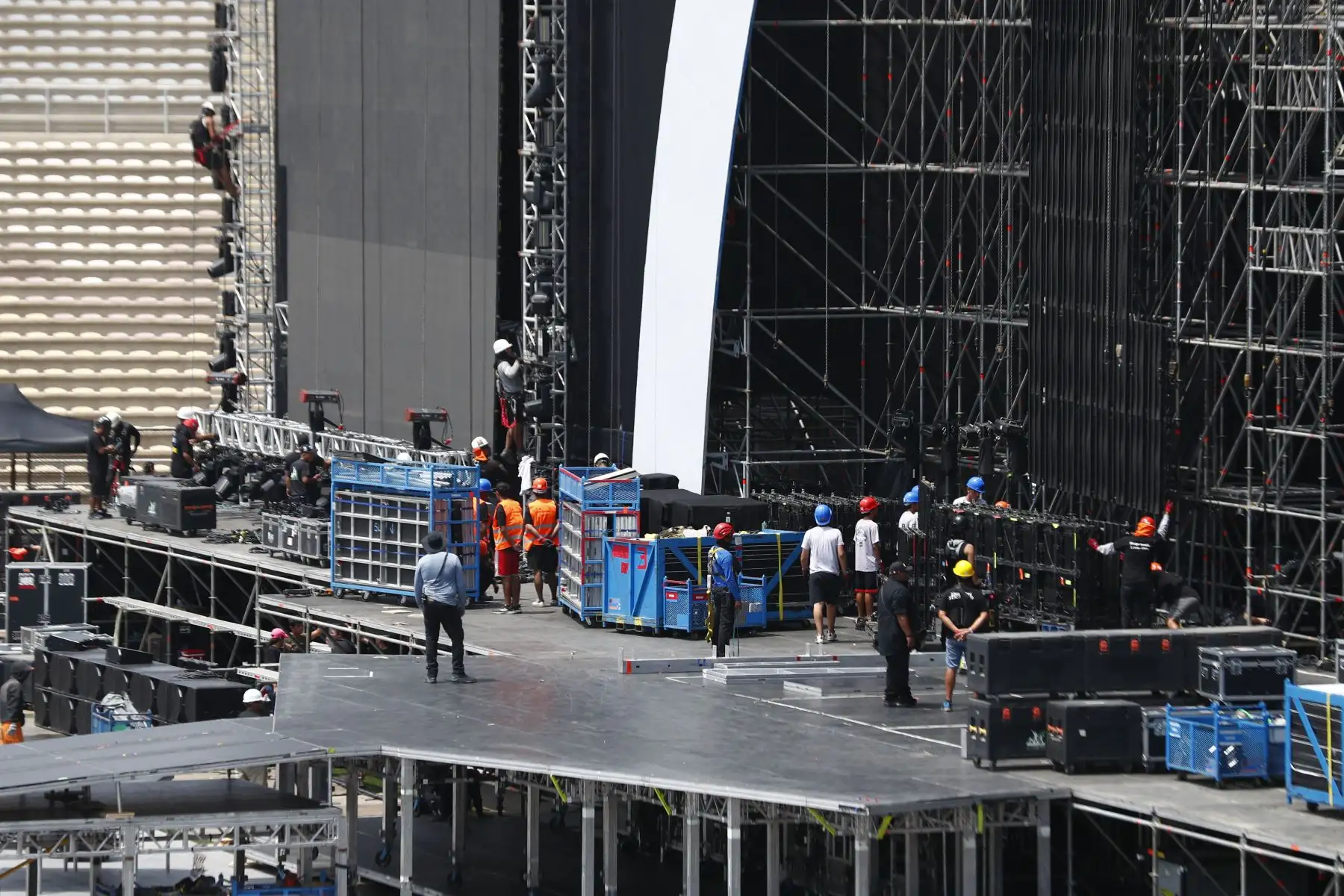 Así se realizan los trabajos de armado del escenario para el concierto de la artista colombiana Karol G, quién brindará dos conciertos en el estadio de la Universidad San Marcos, en Lima, el viernes 12 y sábado 13 de abril. 
Foto: ANDINA/Daniel Bracamonte