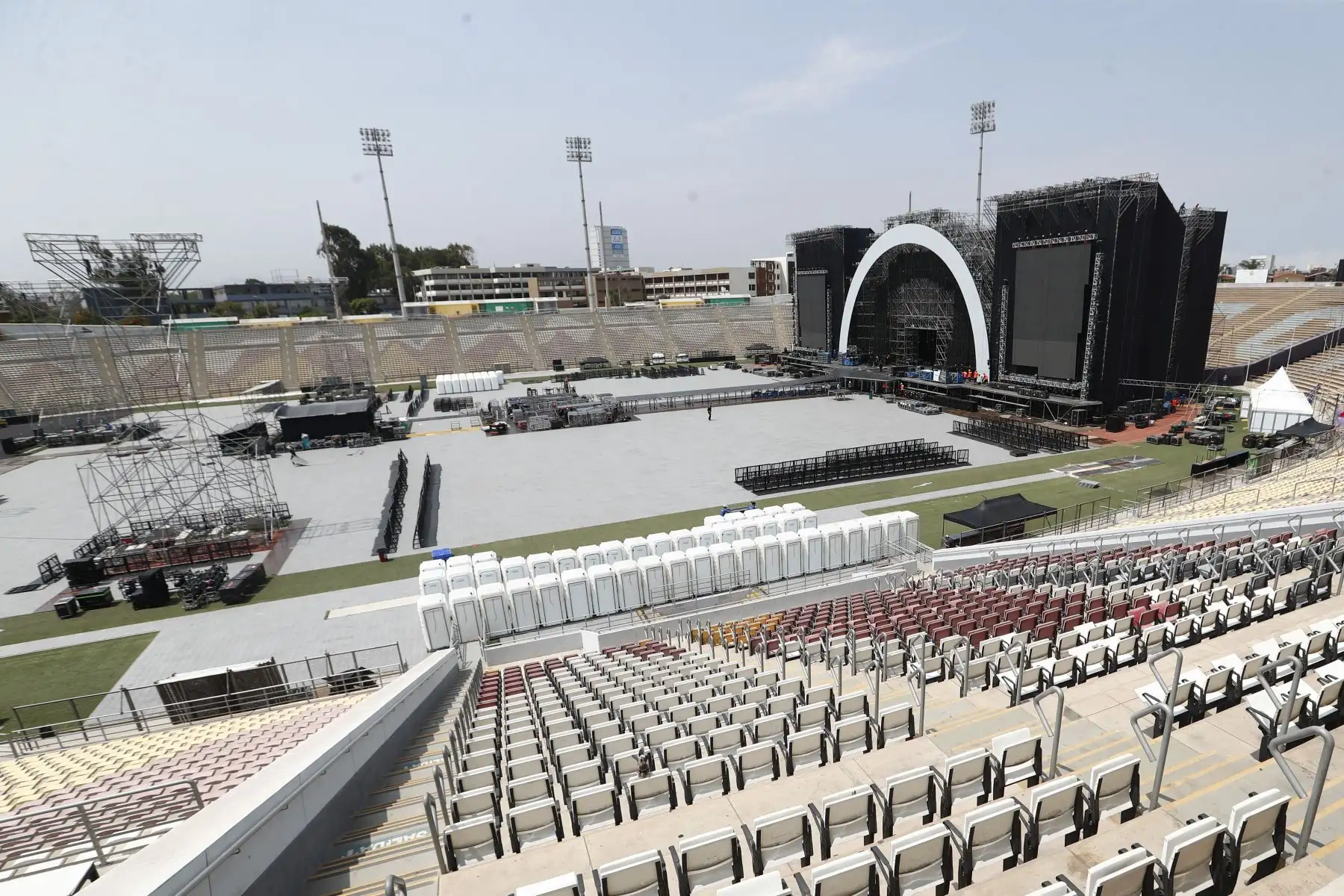 Así se realizan los trabajos de armado del escenario para el concierto de la artista colombiana Karol G, quién brindará dos conciertos en el estadio de la Universidad San Marcos, en Lima, el viernes 12 y sábado 13 de abril. 
Foto: ANDINA/Daniel Bracamonte