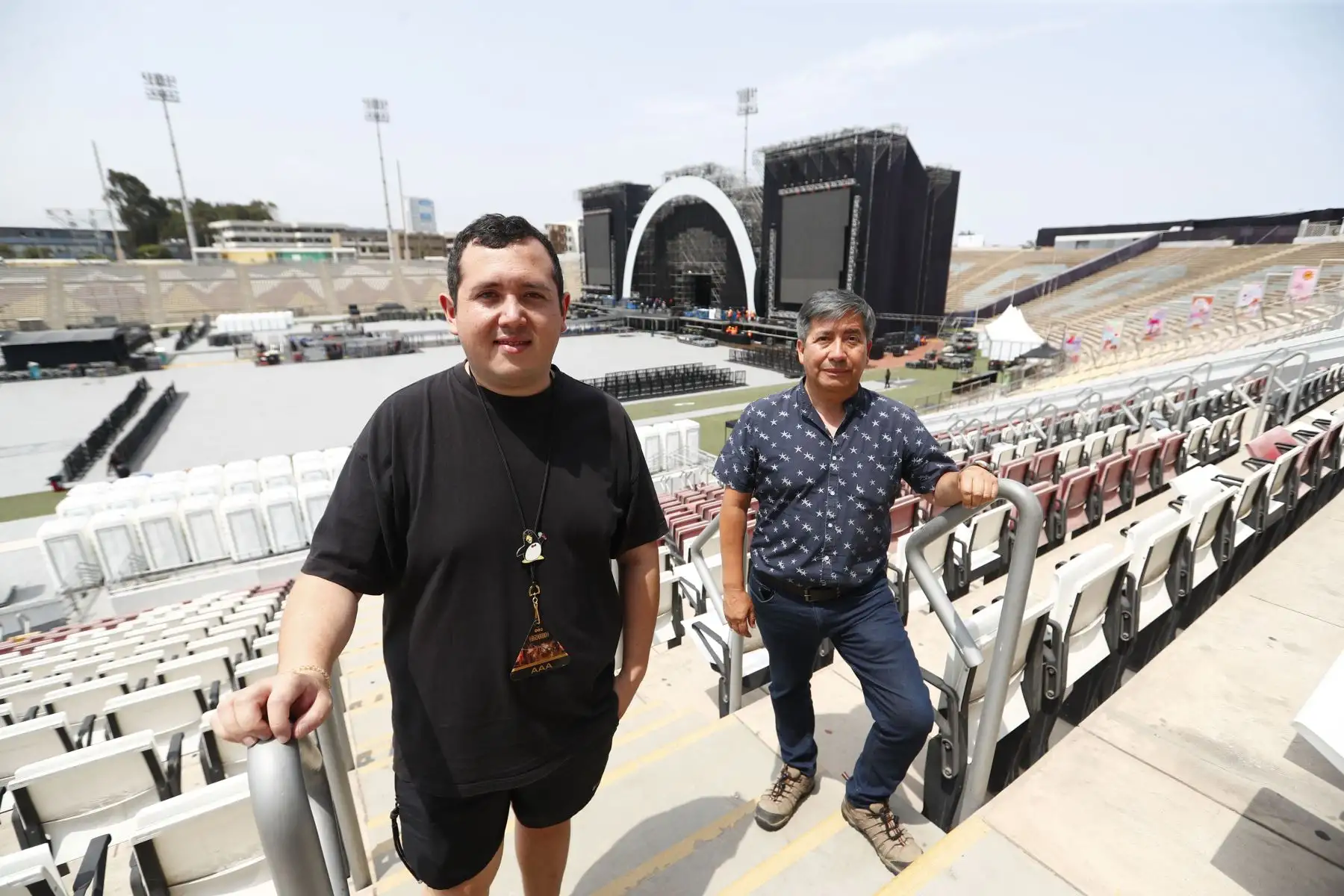 Daniel Merino y Mauricio Fonseca, gerente de Entretenimiento y director de Seguridad de la productora Bizarro, respectivamente, inspeccionan los trabajos de instalación del escenario para el concierto de Karol G, que se realizará este viernes 12 y sábado 13 de abril en el estadio de la Universidad Dan Marcos. Foto: ANDINA/Daniel Bracamonte
