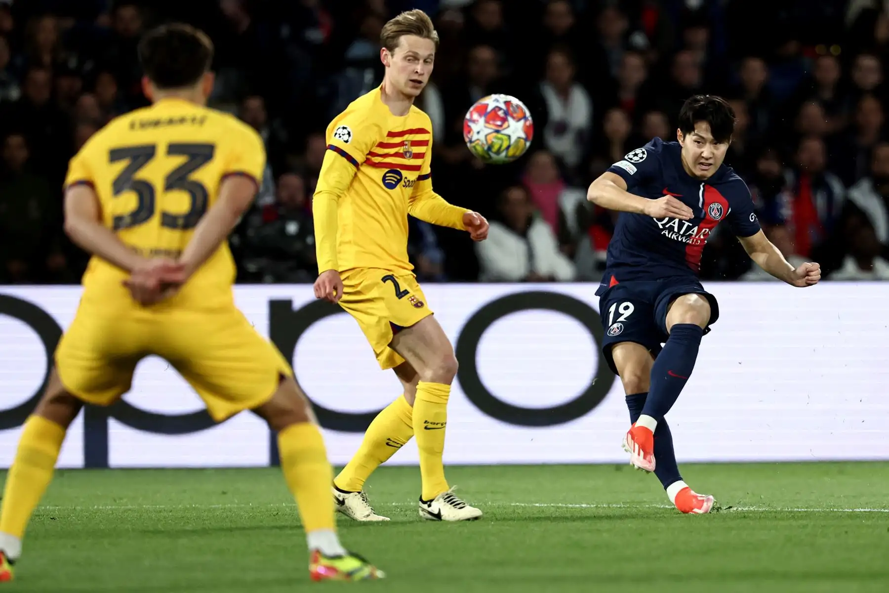 El centrocampista surcoreano del Paris Saint-Germain, Lee Kang-in  dispara hacia la portería durante el partido de fútbol de ida de los cuartos de final de la Liga de Campeones de la UEFA entre el Paris Saint-Germain (PSG) y el FC Barcelona en el estadio Parc des Princes de París.
Foto: AFP