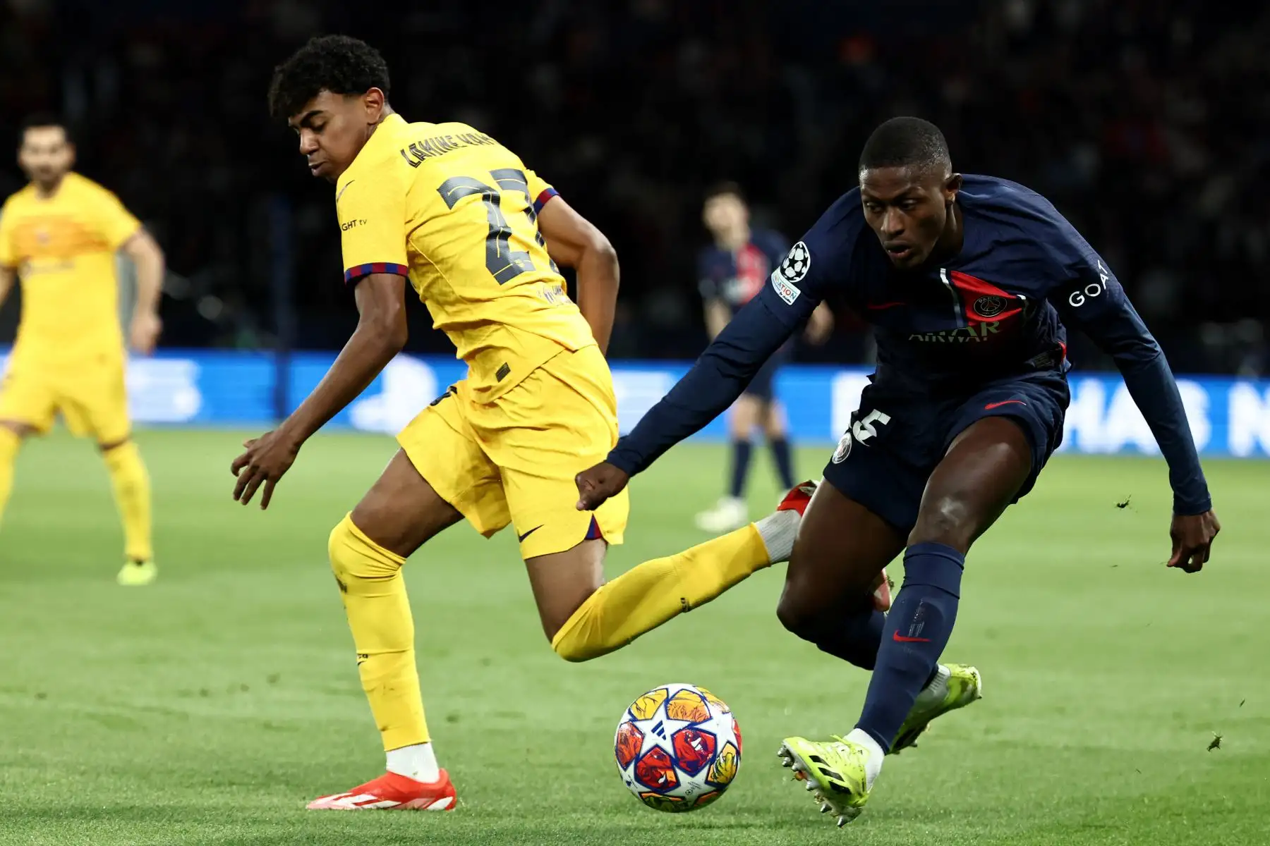 El delantero español del Barcelona , Lamine Yamal  y el defensor portugués del Paris Saint-Germain, Nuno Mendes  luchan por el balón durante el partido de fútbol de ida de los cuartos de final de la Liga de Campeones de la UEFA entre el Paris Saint-Germain (PSG) y el FC Barcelona. en el estadio Parc des Princes de París.
Foto: AFP