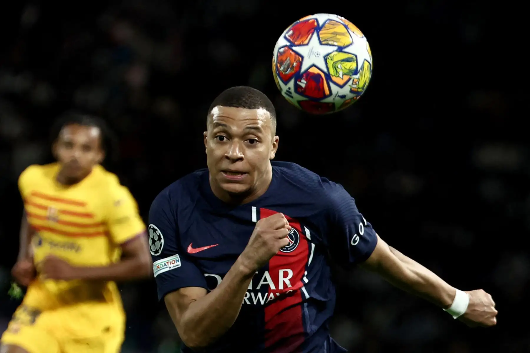 El delantero francés  del Paris Saint-Germain, Kylian Mbappé, observa el balón mientras corre durante el partido de fútbol de ida de los cuartos de final de la Liga de Campeones de la UEFA entre el Paris Saint-Germain (PSG) y el FC Barcelona en el estadio Parc des Princes de París.
Foto: AFP