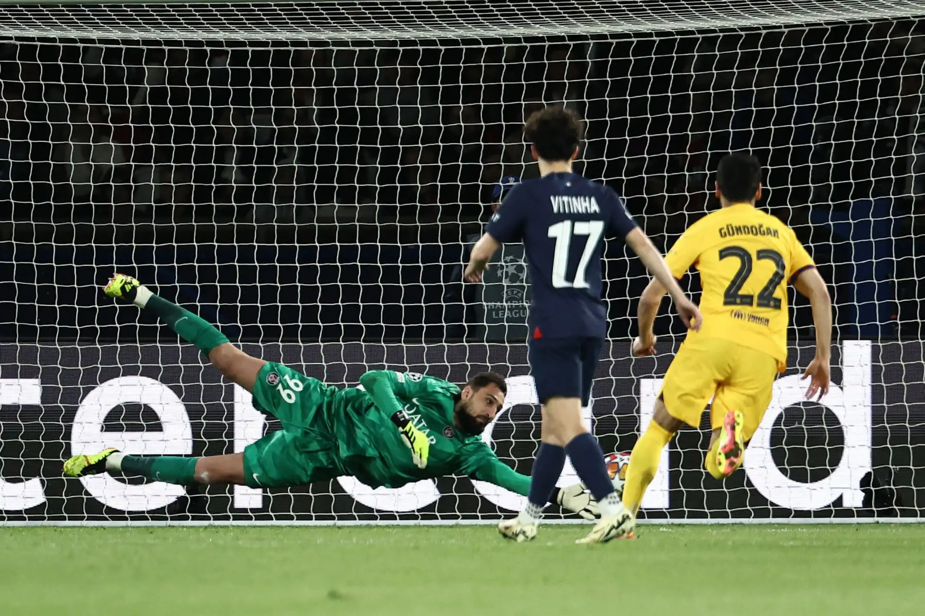 El delantero francés  del Paris Saint-Germain, Kylian Mbappé, observa el balón mientras corre durante el partido de fútbol de ida de los cuartos de final de la Liga de Campeones de la UEFA entre el Paris Saint-Germain (PSG) y el FC Barcelona.
Foto: AFP