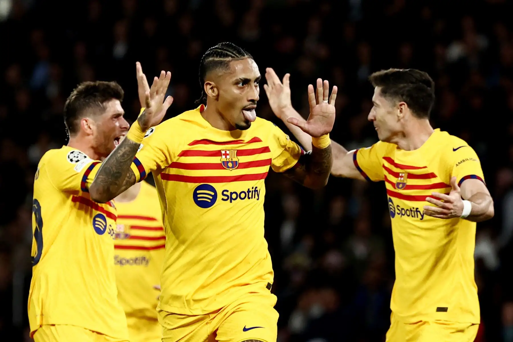 El delantero brasileño del Barcelona, Raphinha  hace gestos mientras celebra el primer gol del Barcelona durante el partido de fútbol de ida de los cuartos de final de la Liga de Campeones de la UEFA entre el Paris Saint-Germain (PSG) y el FC Barcelona en el estadio Parc des Princes de París.
Foto: AFP