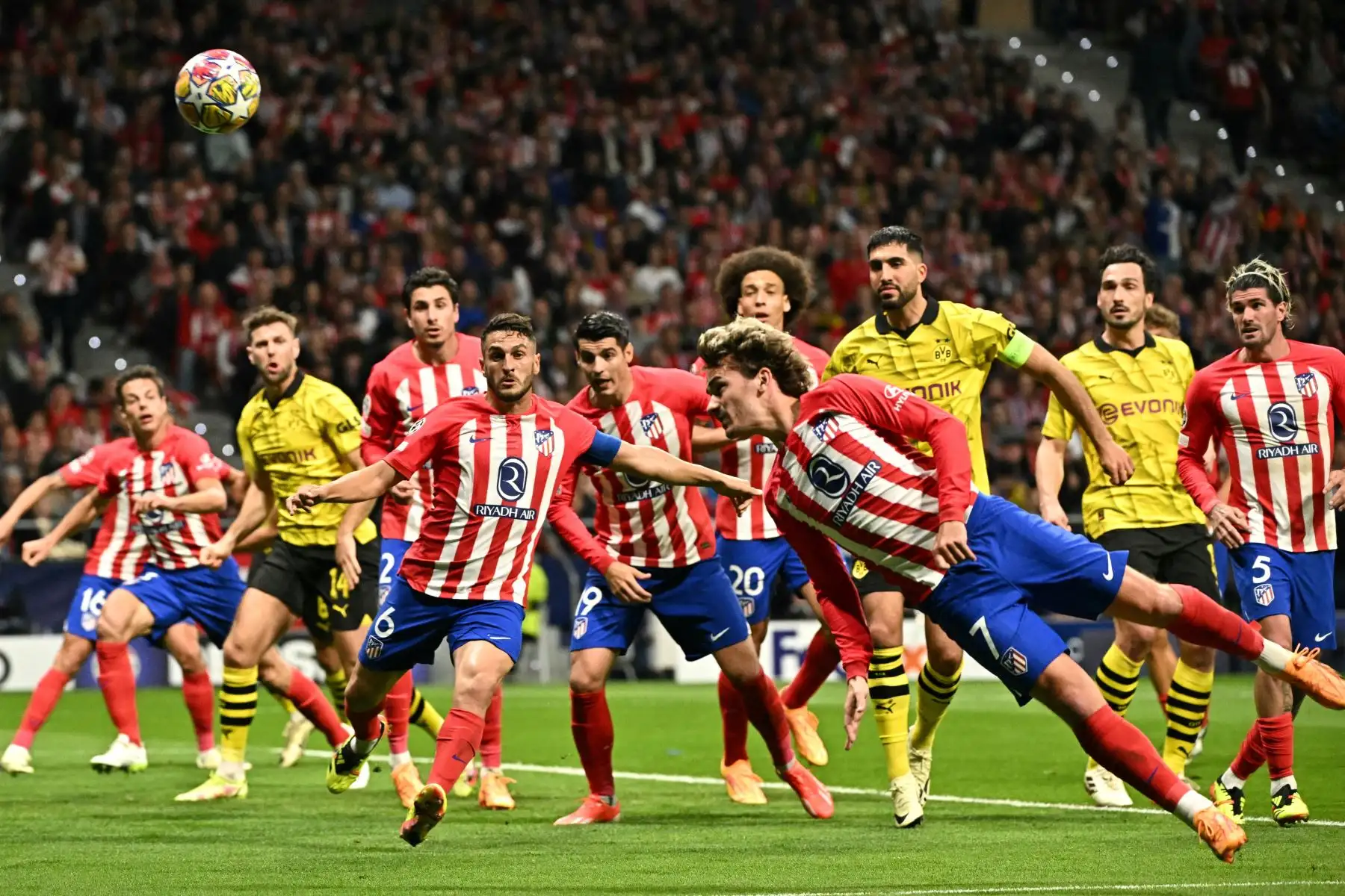 El delantero francés del Atlético de Madrid , Antoine Griezmann encabeza el balón durante el partido de fútbol de ida de los cuartos de final de la Liga de Campeones de la UEFA entre el Club Atlético de Madrid y el Borussia Dortmund en el estadio Metropolitano de Madrid.
Foto: AFP