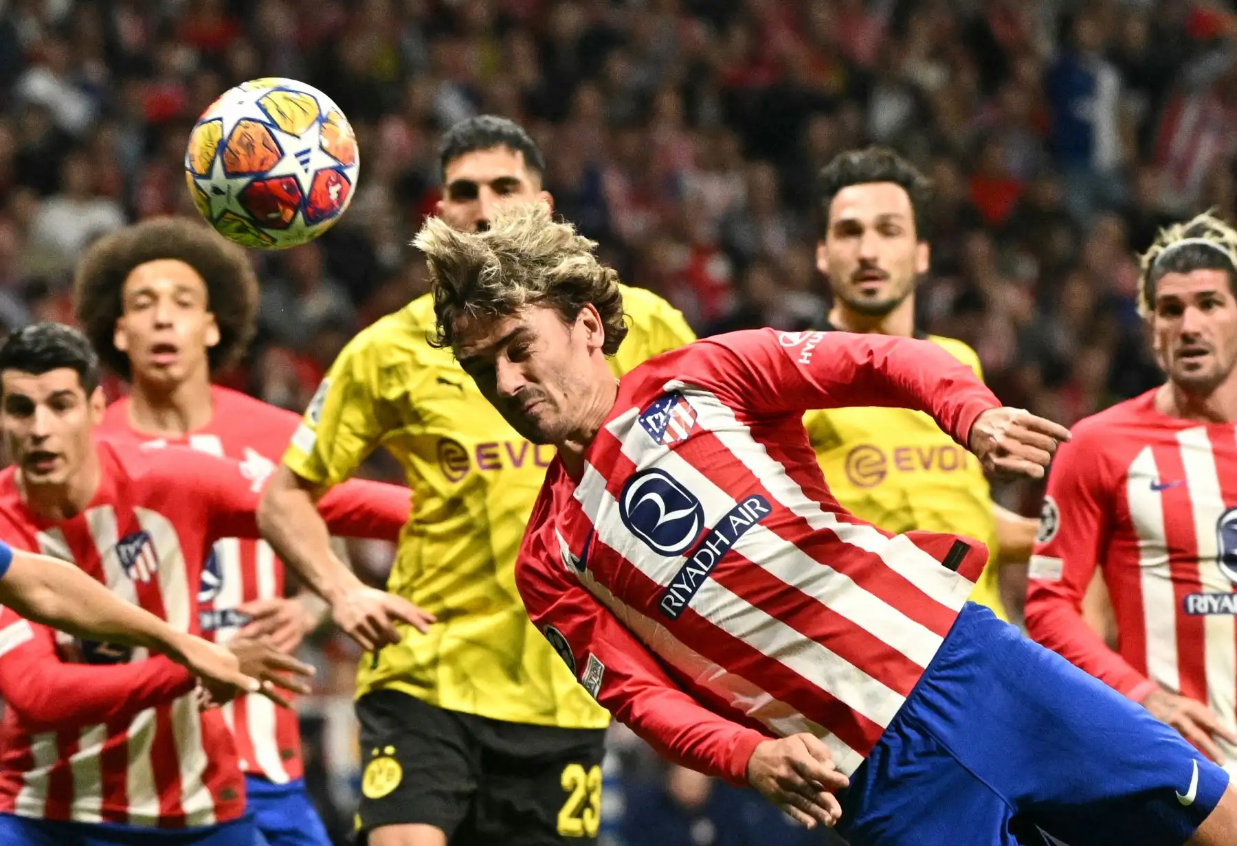 El delantero francés del Atlético de Madrid, Antoine Griezmann  encabeza el balón durante el partido de fútbol de ida de los cuartos de final de la Liga de Campeones de la UEFA entre el Club Atlético de Madrid y el Borussia Dortmund en el estadio Metropolitano de Madrid.
Foto: AFP