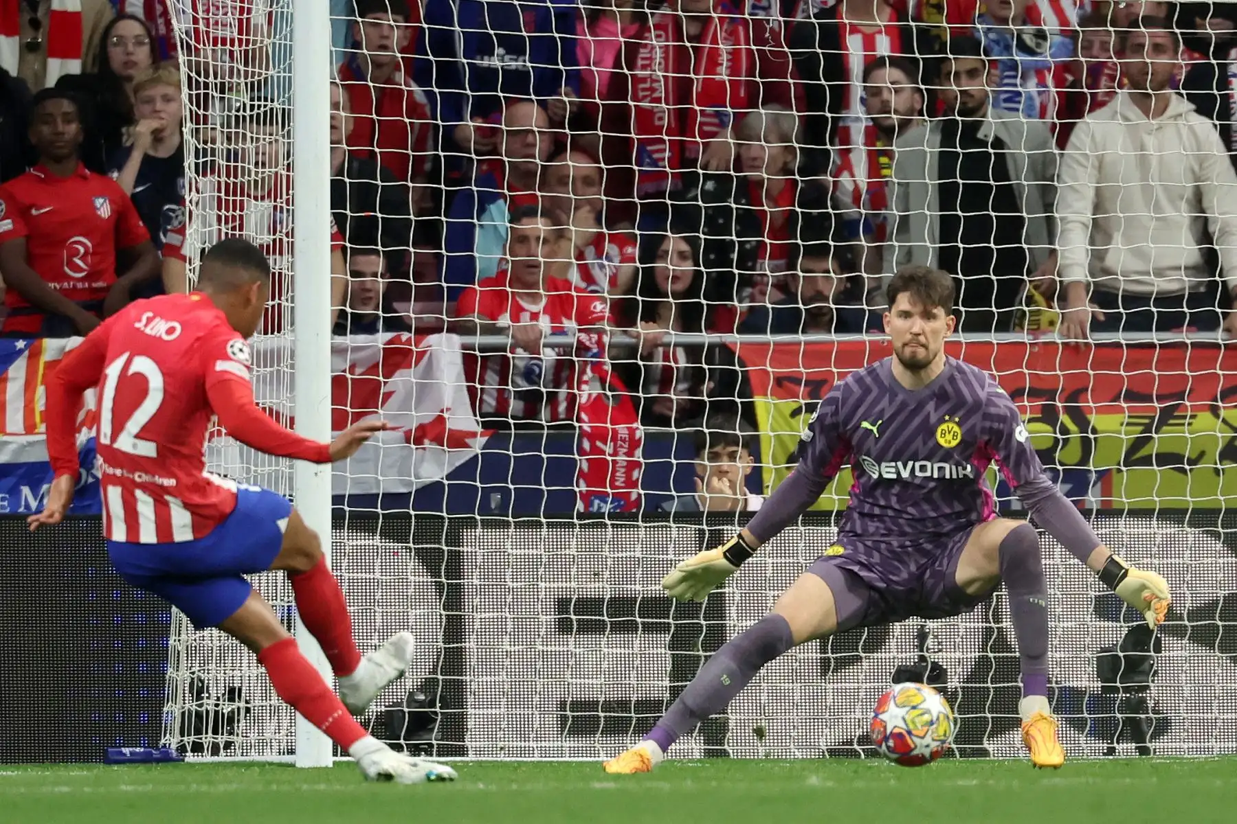 El delantero brasileño del Atlético de Madrid , Samuel Lino  patea el balón para anotar el segundo gol de su equipo durante el partido de fútbol de ida de los cuartos de final de la Liga de Campeones de la UEFA entre el Club Atlético de Madrid y el Borussia Dortmund en el estadio Metropolitano de Madrid.
Foto: AFP