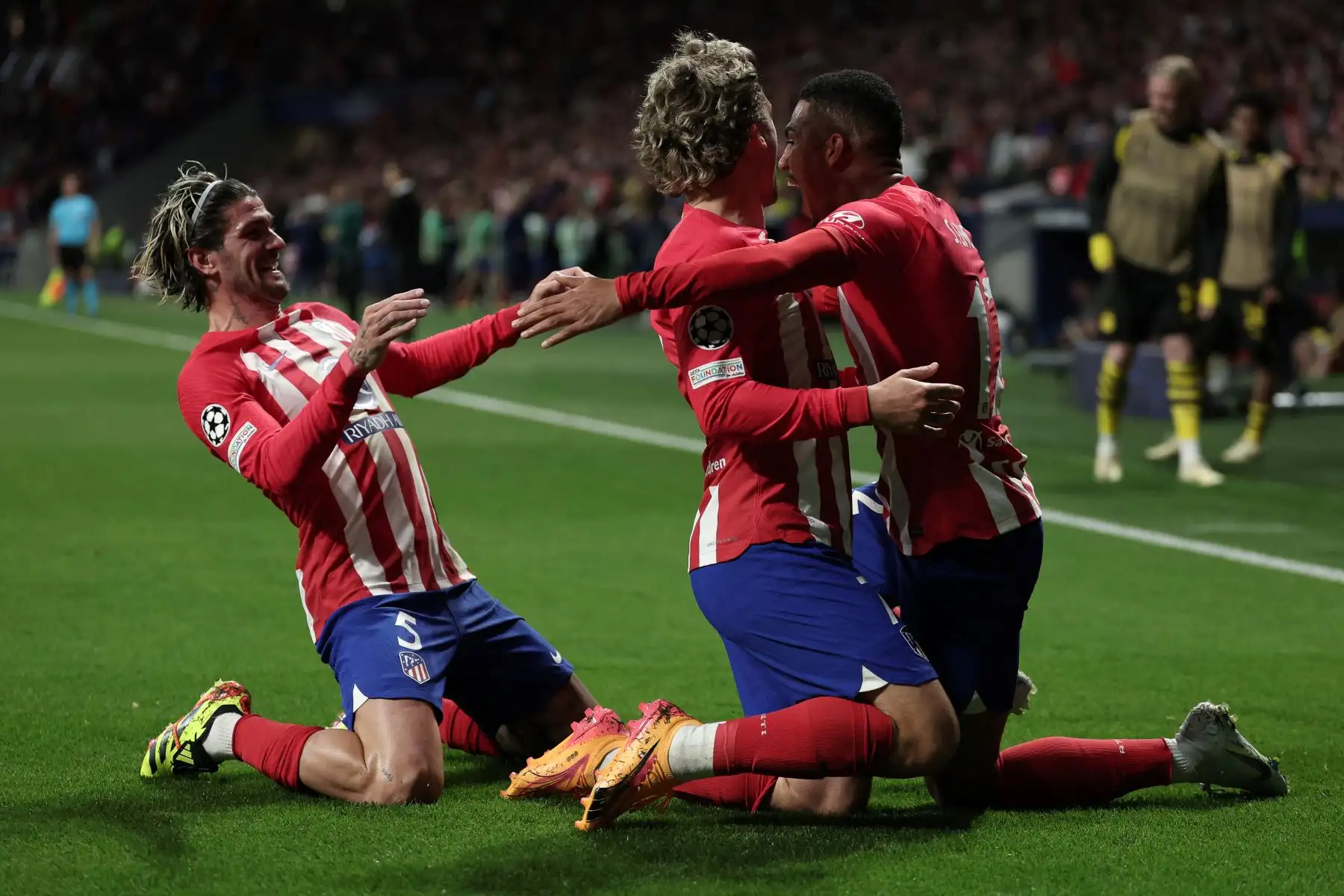 El delantero brasileño del Atlético de Madrid, Samuel Lino  celebra con sus compañeros de equipo después de anotar el segundo gol de su equipo durante el partido de fútbol de ida de los cuartos de final de la Liga de Campeones de la UEFA entre el Club Atlético de Madrid y el Borussia Dortmund en el estadio Metropolitano de Madrid.
Foto: AFP
