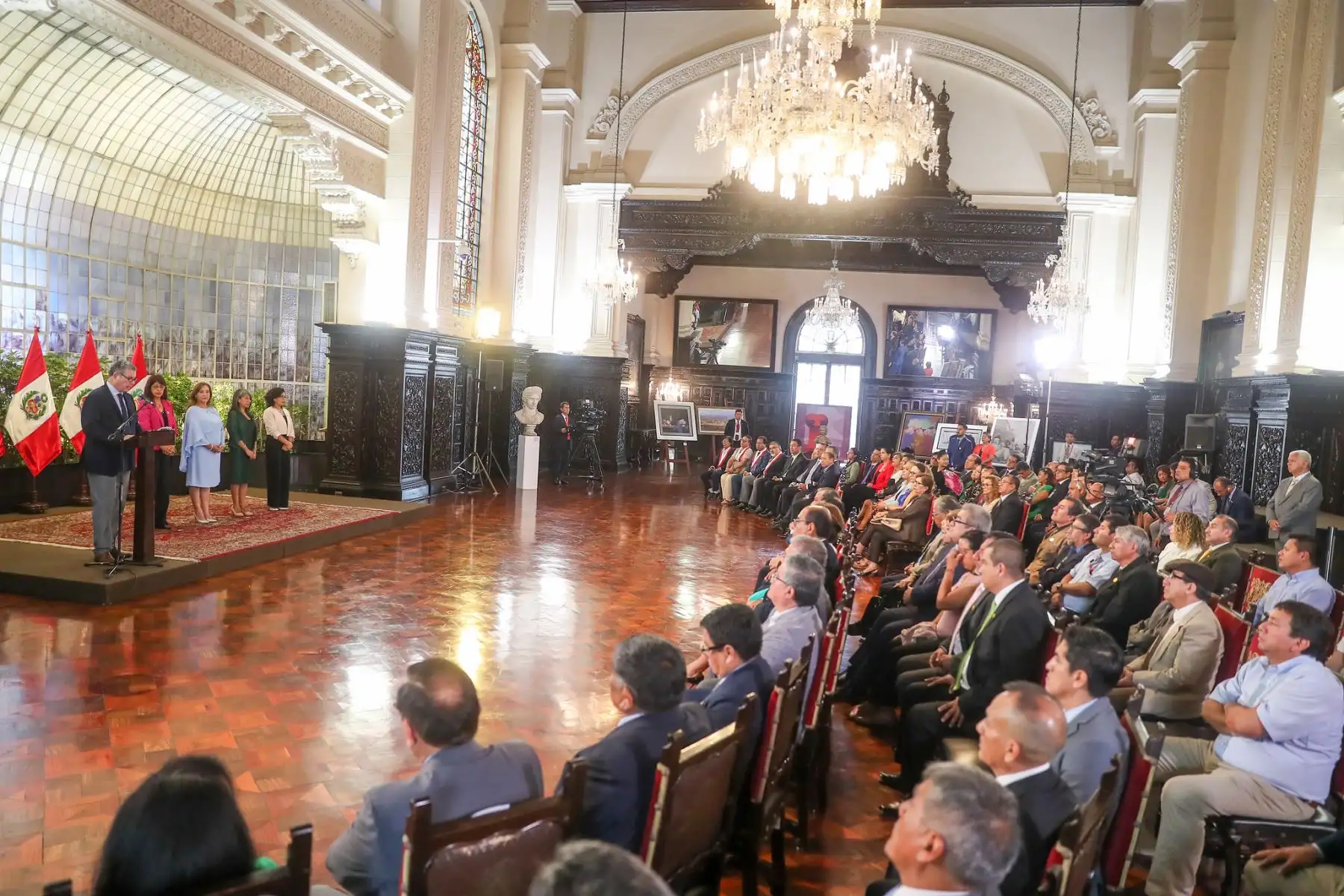 La presidenta de la República, Dina Boluarte, participó en la ceremonia de Promulgación de Ley que establece la creación de la Universidad Nacional Autónoma de Bellas Artes y la Universidad Nacional de Folklore José María Arguedas. Foto: ANDINA/Presidencia
