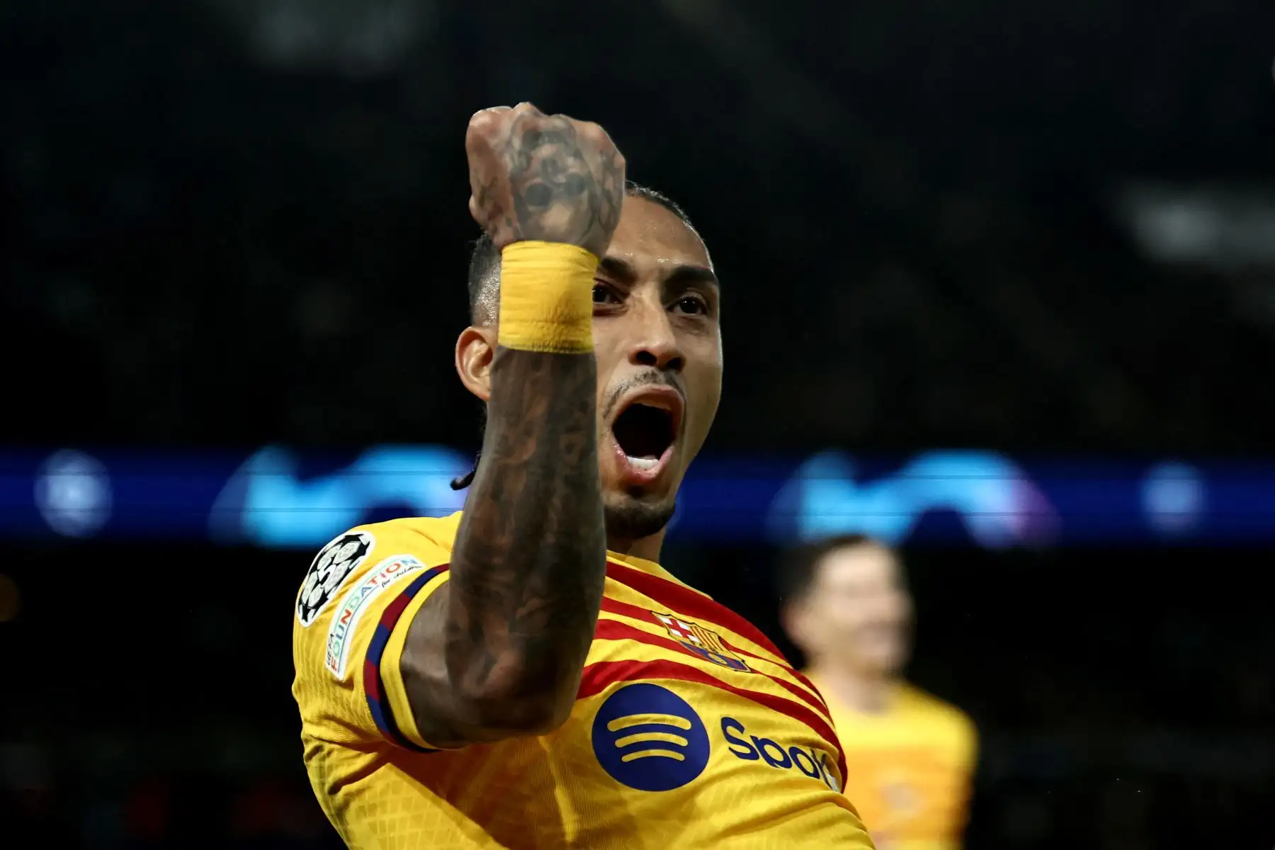 El delantero brasileño del Barcelona, ​​Raphinha, celebra marcar el segundo gol para su equipo durante el partido de fútbol de ida de los cuartos de final de la Liga de Campeones de la UEFA entre el Paris Saint-Germain (PSG) y el FC Barcelona en el estadio Parc des Princes de París, en Francia, el 10 de abril de 2024. Foto: AFP