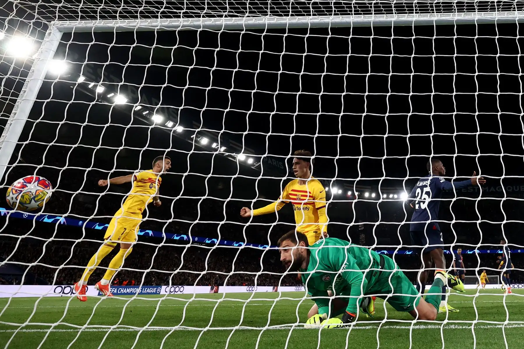 El delantero español del Barcelona, Ferran Torres, y el delantero portugués del Barcelona, Joao Felix, celebran el tercer gol del Barcelona durante el partido de fútbol de ida de los cuartos de final de la Liga de Campeones de la UEFA entre el Paris Saint-Germain (PSG) y el FC Barcelona. en el estadio Parc des Princes de París, en Francia, el 10 de abril de 2024. Foto: AFP