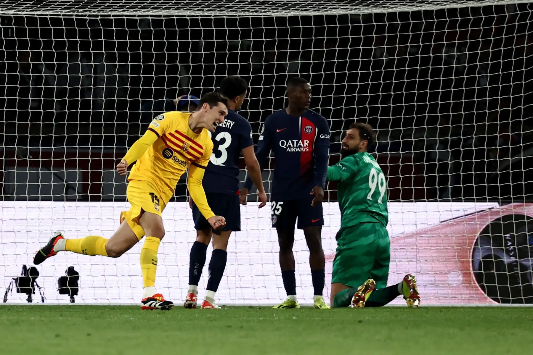 El defensa danés del Barcelona, ​​Andreas Christensen, celebra después de anotar el tercer gol del Barcelona durante el partido de fútbol de ida de los cuartos de final de la Liga de Campeones de la UEFA entre el Paris Saint-Germain (PSG) y el FC Barcelona en el estadio Parc des Princes de París, en Francia, el 10 de abril. 2024. Foto: AFP