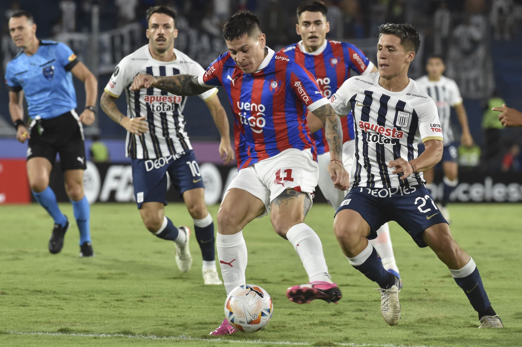 El delantero de Cerro Porteño, Juan Iturbe, y el mediocampista de Alianza Lima, Catriel Cabellos, luchan por el balón durante el partido de ida de la fase de grupos de la Copa Libertadores entre Cerro Porteño de Paraguay y Alianza Lima de Perú en el estadio La Nueva Olla de Asunción el 10 de abril de 2024. Foto: AFP