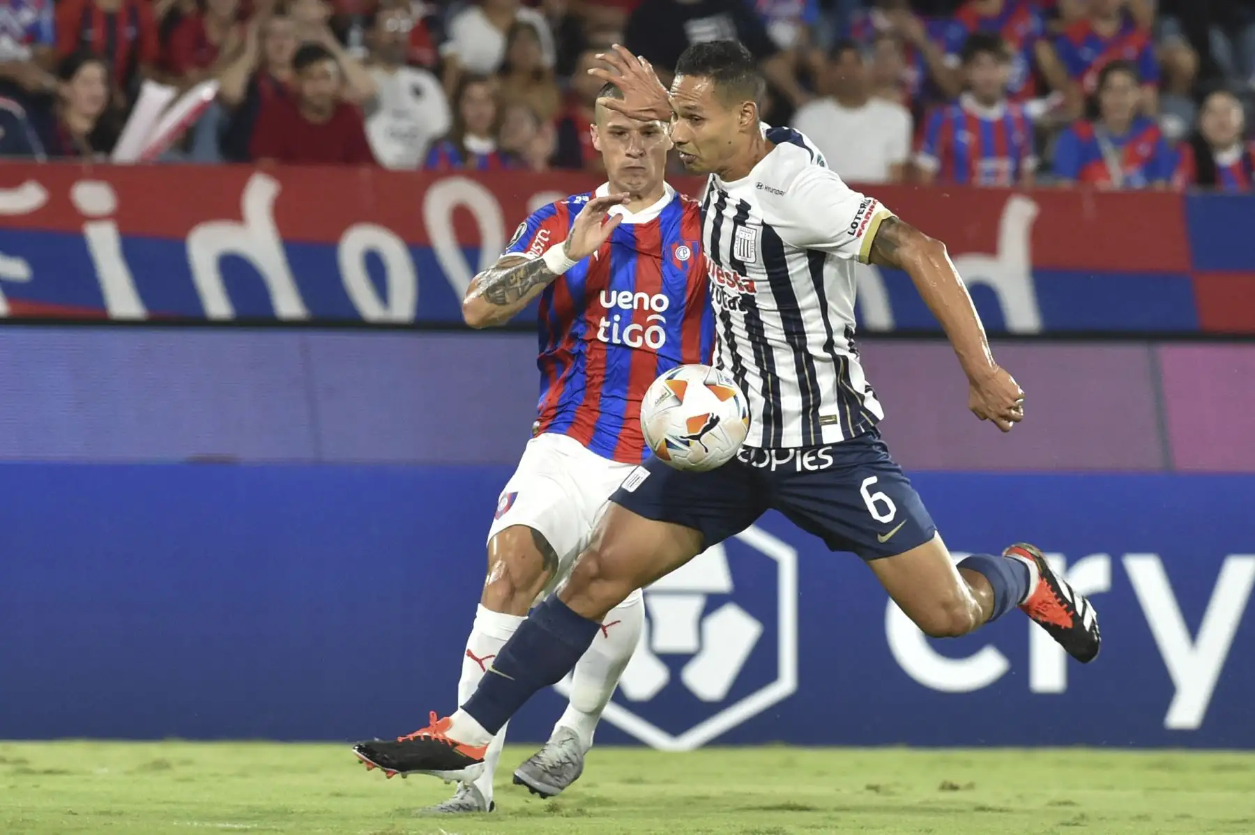 El defensor de Cerro Porteño, Alan Benítez, y el defensor de Alianza Lima, Renzo Garcés, luchan por el balón durante el partido de fútbol de ida de la fase de grupos de la Copa Libertadores entre Cerro Porteño de Paraguay y Alianza Lima de Perú en el estadio La Nueva Olla de Asunción el 10 de abril de 2024. Foto: AFP
