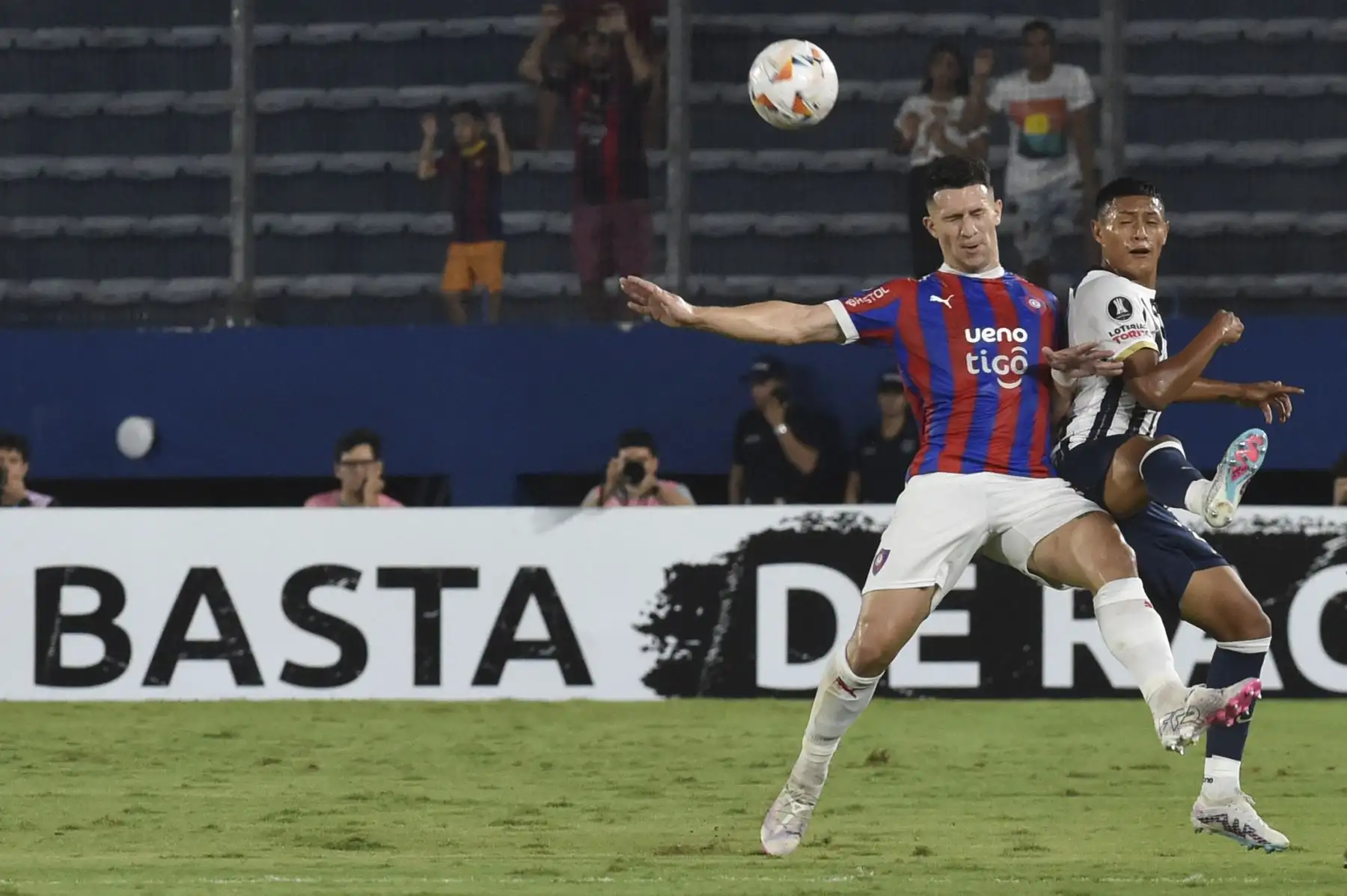 El defensor de Cerro Porteño, Jorge Morel, y el mediocampista colombiano de Alianza Lima, Kevin Serna, luchan por el balón durante el partido de fútbol de ida de la fase de grupos de la Copa Libertadores entre Cerro Porteño de Paraguay y Alianza Lima de Perú en el estadio La Nueva Olla de Asunción el 10 de abril de 2024. Foto: AFP