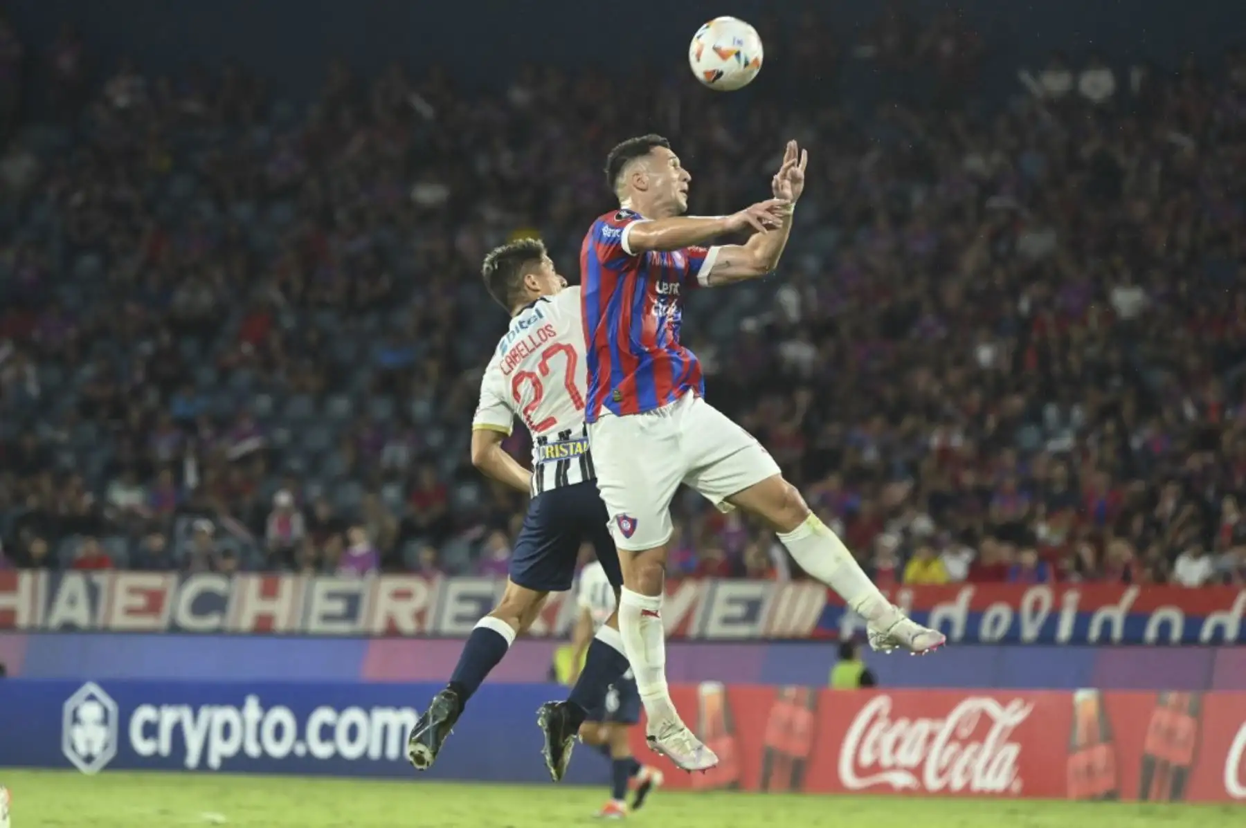 El mediocampista de Alianza Lima, Catriel Cabellos (i), y el defensor de Cerro Porteño, Jorge Morel, luchan por el balón durante el partido de ida de la fase de grupos de la Copa Libertadores entre Cerro Porteño de Paraguay y Alianza Lima de Perú en el estadio La Nueva Olla de Asunción. Foto: AFP