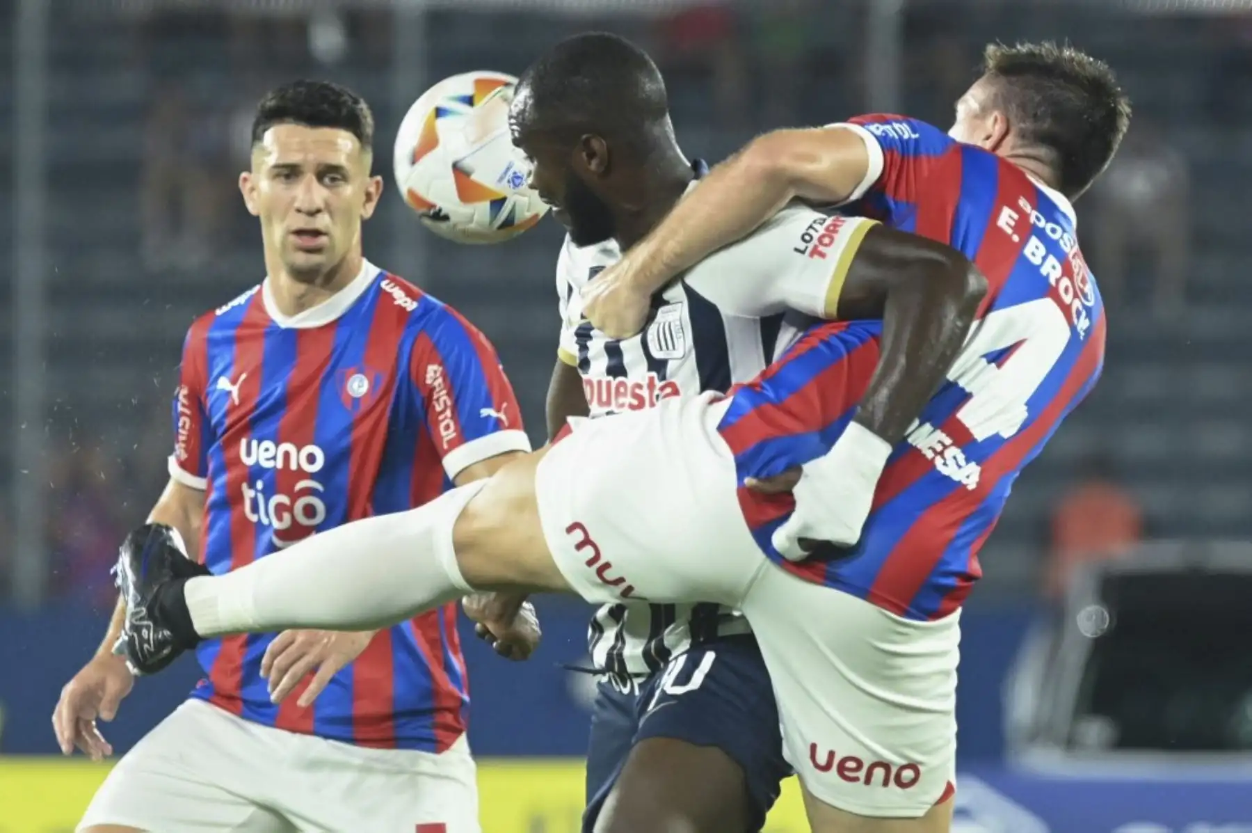 El delantero panameño de Alianza Lima, Cecilio Waterman (C), y el defensor brasileño de Cerro Porteño, Eduardo Brock, luchan por el balón durante el partido de fútbol de ida de la fase de grupos de la Copa Libertadores entre Cerro Porteño de Paraguay y Alianza Lima de Perú en el estadio La Nueva Olla de Asunción. Foto: AFP