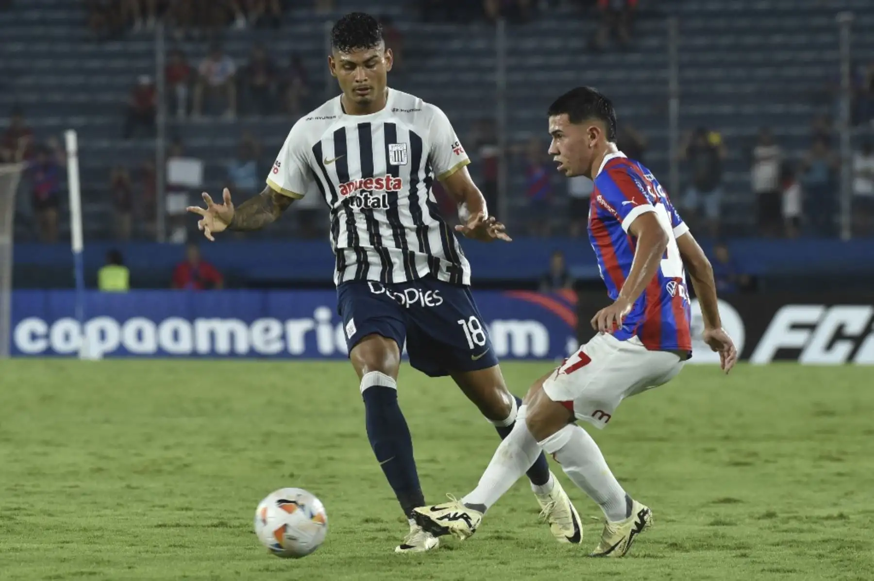 El delantero venezolano de Alianza Lima, Jeriel De Santis (i), y el delantero de Cerro Porteño, Gabriel Aguayo, luchan por el balón durante el partido de ida de la fase de grupos de la Copa Libertadores entre Cerro Porteño de Paraguay y Alianza Lima de Perú en el estadio La Nueva Olla de Asunción. Foto: AFP