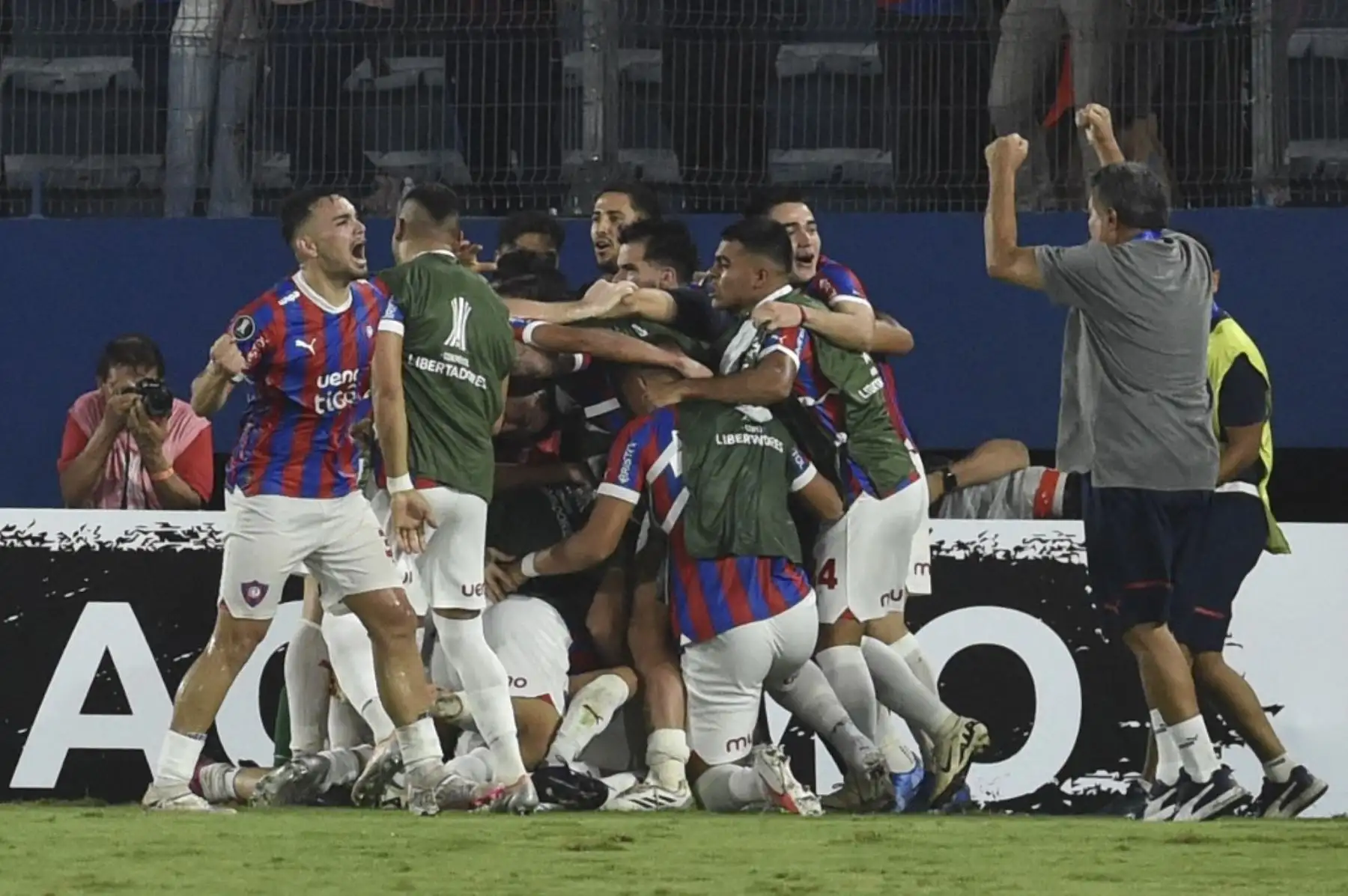Los jugadores de Cerro Porteño celebran al final del partido de ida de la fase de grupos de la Copa Libertadores entre Cerro Porteño de Paraguay y Alianza Lima de Perú en el estadio La Nueva Olla de Asunción. Foto: AFP