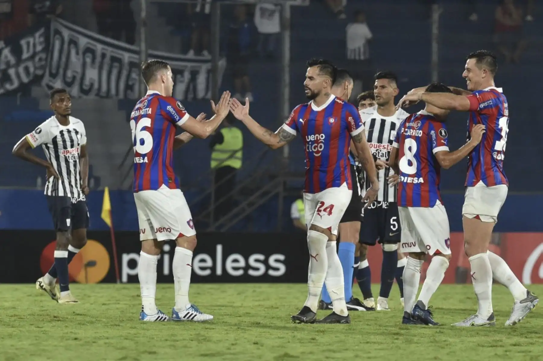 Los jugadores de Cerro Porteño celebran al final del partido de ida de la fase de grupos de la Copa Libertadores entre Cerro Porteño de Paraguay y Alianza Lima de Perú en el estadio La Nueva Olla de Asunción. Foto: AFP