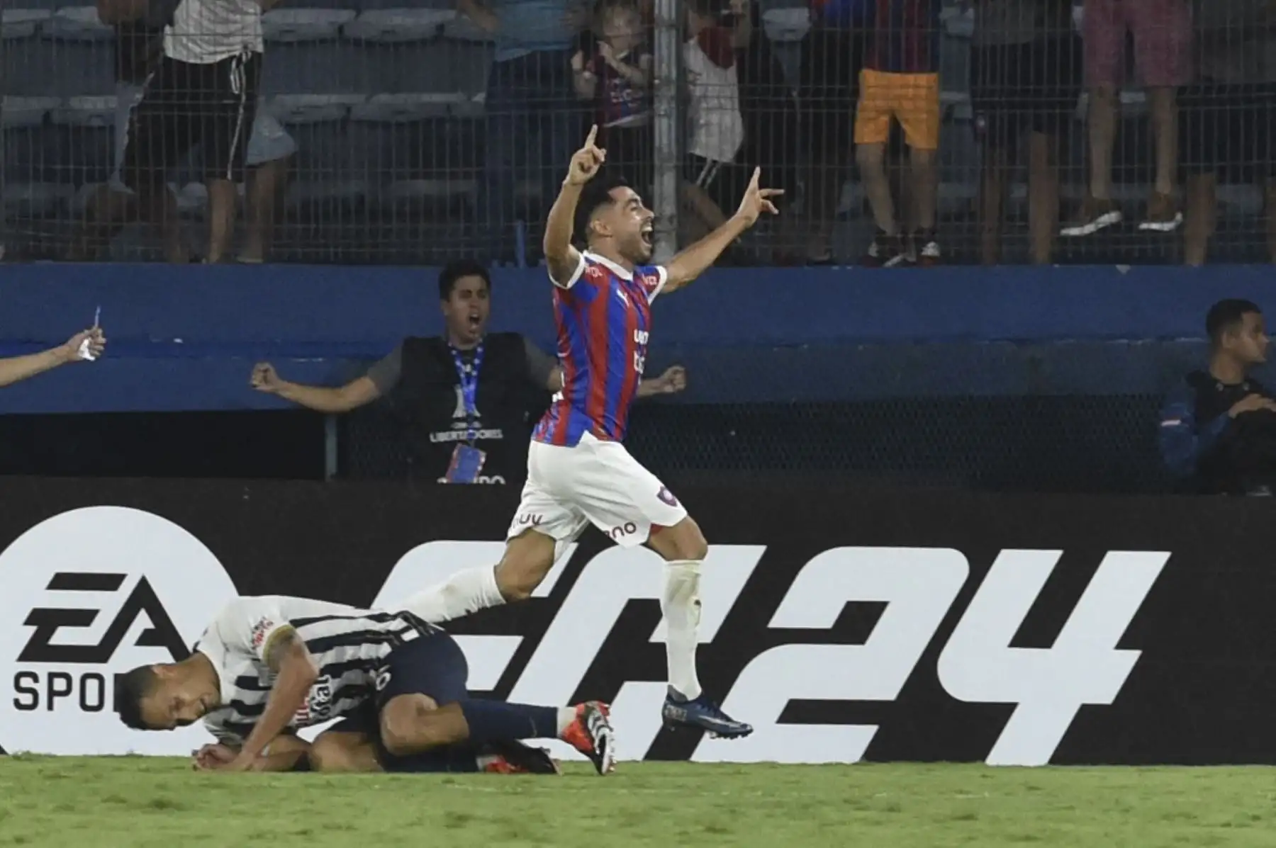 El delantero argentino de Cerro Porteño, Federico Carrizo, celebra tras anotar durante el partido de ida de la fase de grupos de la Copa Libertadores entre Cerro Porteño de Paraguay y Alianza Lima de Perú en el estadio La Nueva Olla de Asunción el 10 de abril de 2024. Foto: AFP