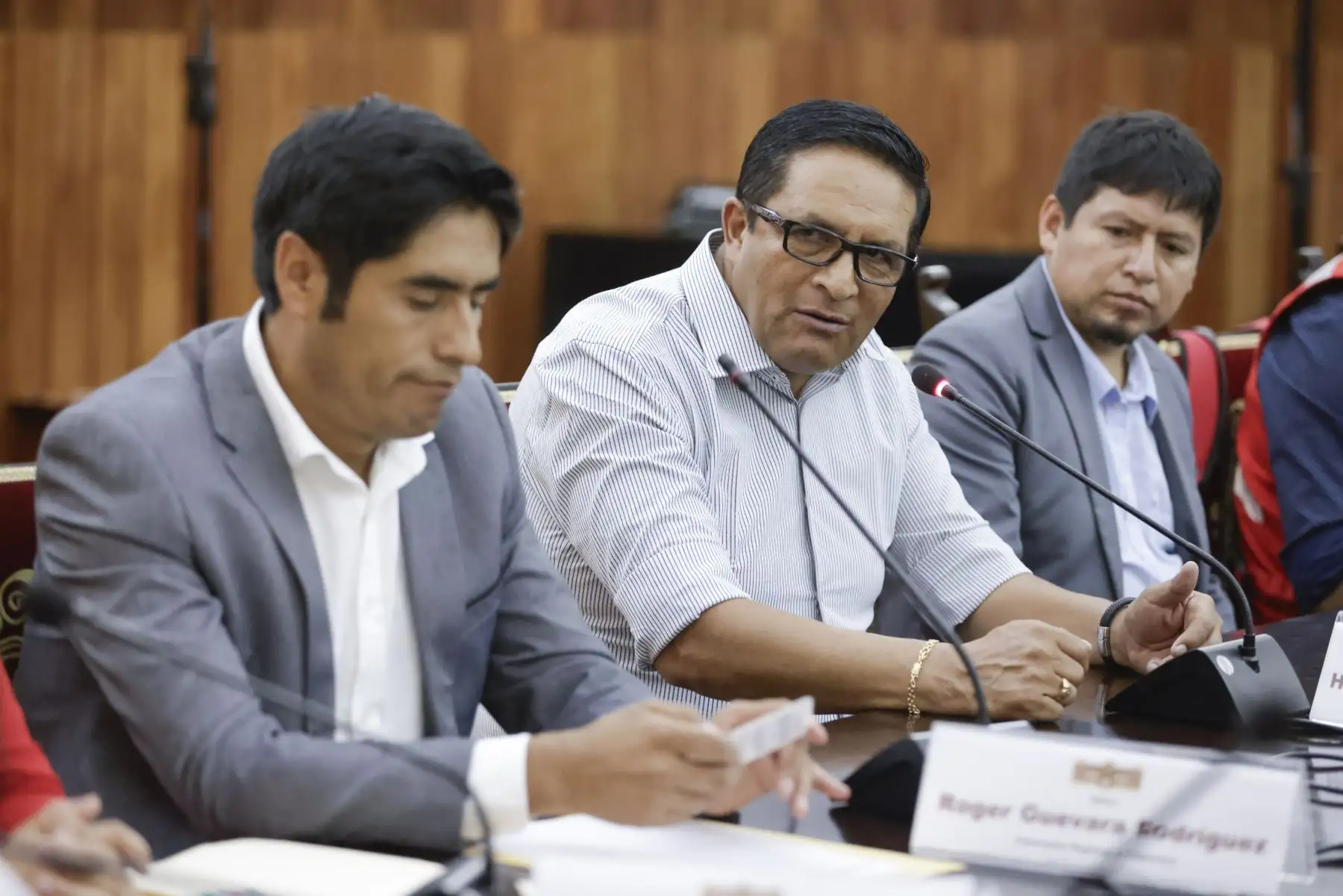 La presidenta de la república, Dina Boluarte, sostuvo una reunión con el gobernador de Cajamarca, Roger Guevara; al alcalde de Bambamarca, Hernán Vásquez, y la congresista Elva Julón. Foto: Presidencia