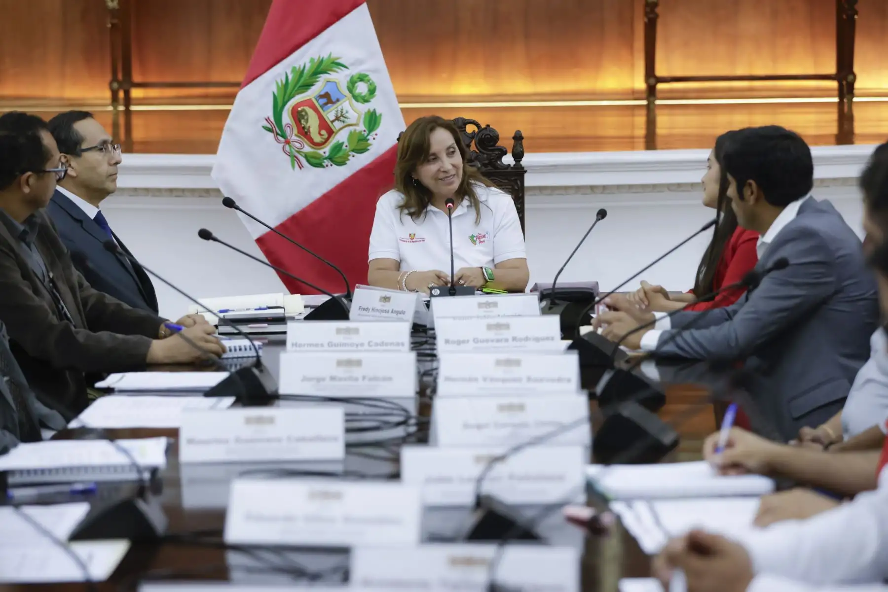 La presidenta de la república, Dina Boluarte, sostuvo una reunión con el gobernador de Cajamarca, Roger Guevara; al alcalde de Bambamarca, Hernán Vásquez, y la congresista Elva Julón. Foto: Presidencia