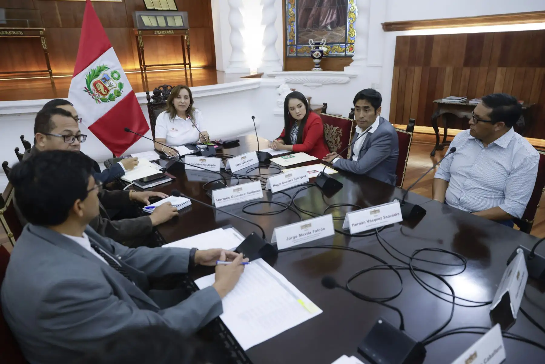 La presidenta de la república, Dina Boluarte, sostuvo una reunión con el gobernador de Cajamarca, Roger Guevara; al alcalde de Bambamarca, Hernán Vásquez, y la congresista Elva Julón. Foto: Presidencia