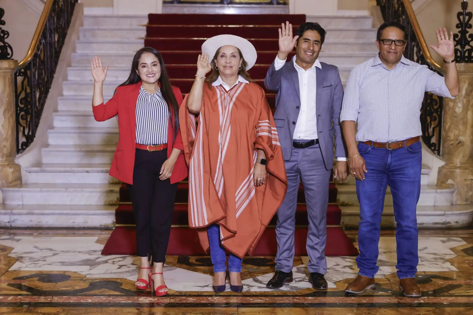 La presidenta de la república, Dina Boluarte, sostuvo una reunión con el gobernador de Cajamarca, Roger Guevara; al alcalde de Bambamarca, Hernán Vásquez, y la congresista Elva Julón. Foto: Presidencia