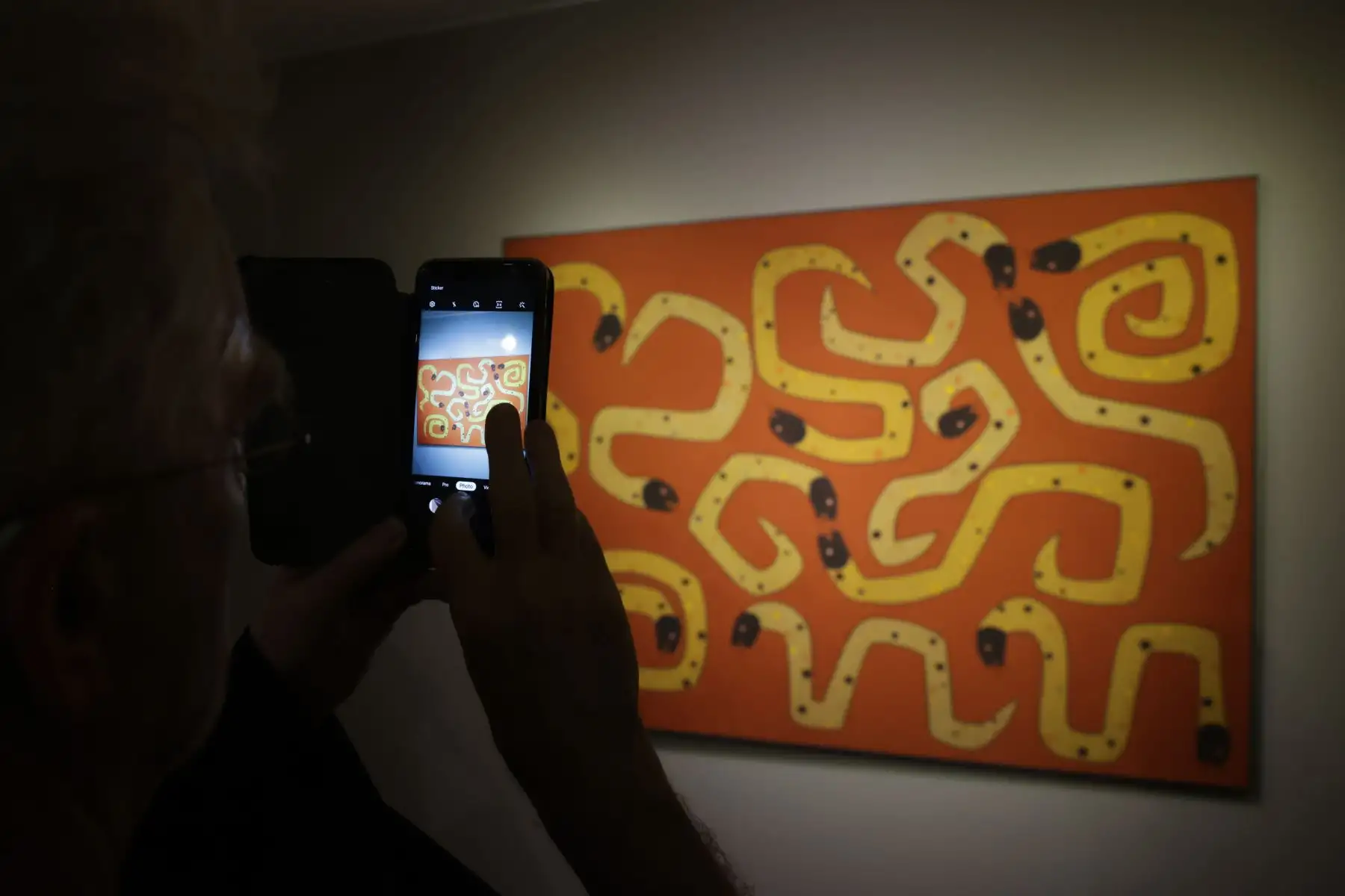 En el marco de la celebración por el centenario del nacimiento del artista peruano, Jorge Eduardo Eielson, se inauguró hoy una muestra con 11 artistas nacionales cuyas obras dialogan con el legado de nuestra figura emblemática. La exposición está bajo la curaduría de Carlos Castro y Mariana Rodriguez y va desde 11 de abril al 12 de mayo, en el Centro Cultural de la PUCP, en San Isidro. Foto: ANDINA/Andrés Valle