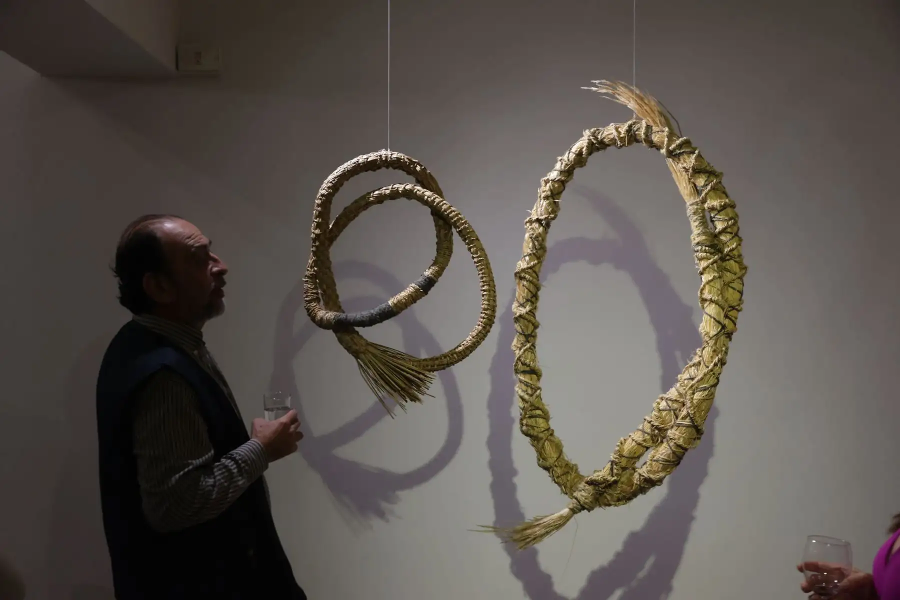 En el marco de la celebración por el centenario del nacimiento del artista peruano, Jorge Eduardo Eielson, se inauguró hoy una muestra con 11 artistas nacionales cuyas obras dialogan con el legado de nuestra figura emblemática. La exposición está bajo la curaduría de Carlos Castro y Mariana Rodriguez y va desde 11 de abril al 12 de mayo, en el Centro Cultural de la PUCP, en San Isidro. Foto: ANDINA/Andrés Valle