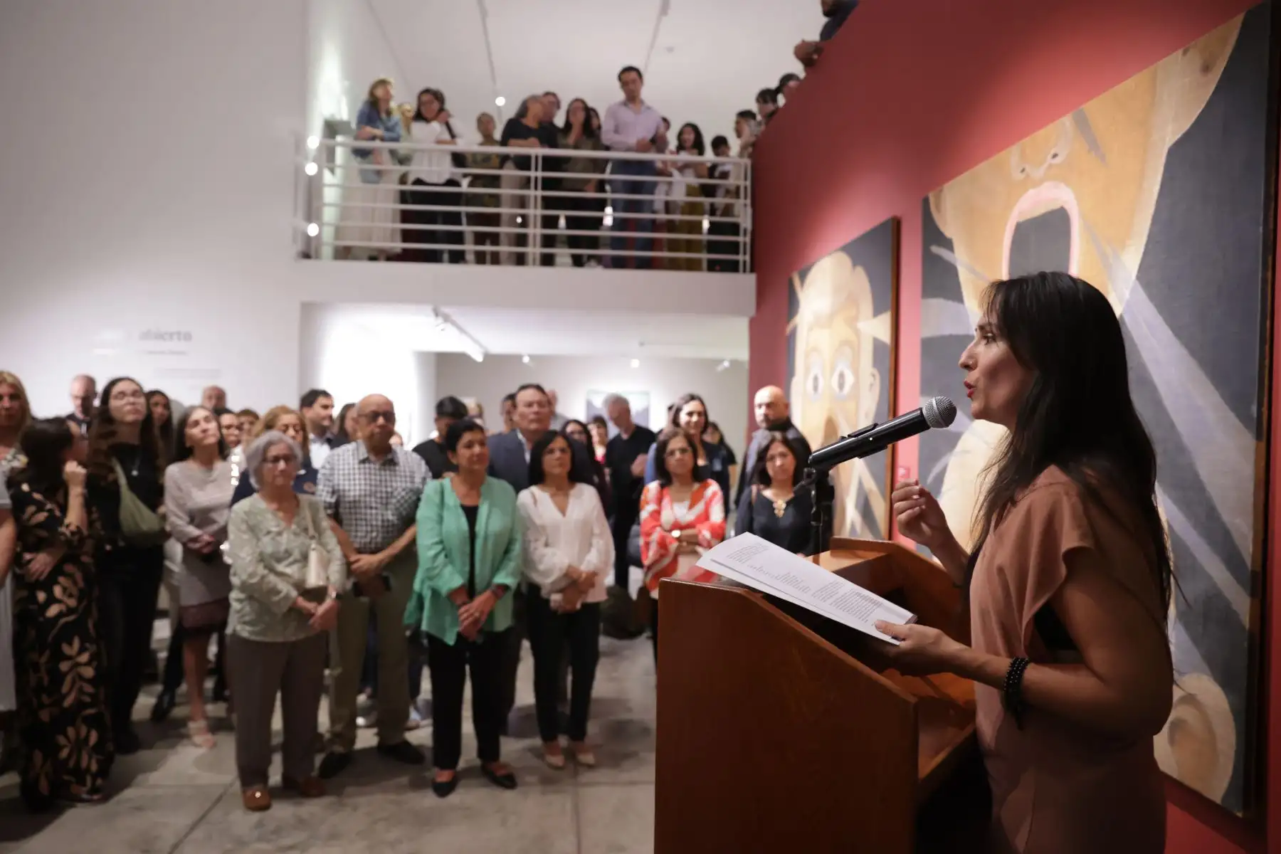 En el marco de la celebración por el centenario del nacimiento del artista peruano, Jorge Eduardo Eielson, se inauguró hoy una muestra con 11 artistas nacionales cuyas obras dialogan con el legado de nuestra figura emblemática. La exposición está bajo la curaduría de Carlos Castro y Mariana Rodriguez y va desde 11 de abril al 12 de mayo, en el Centro Cultural de la PUCP, en San Isidro. Foto: ANDINA/Andrés Valle