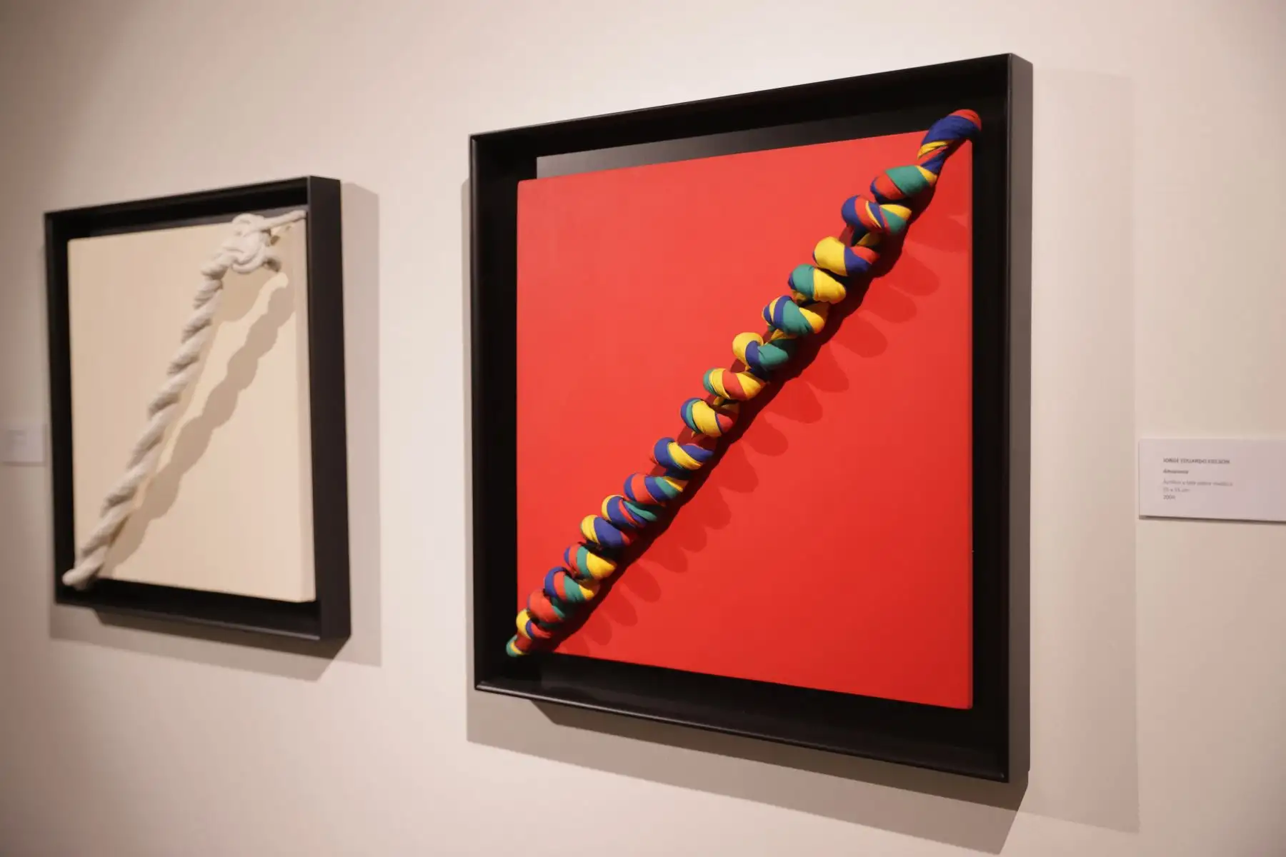 En el marco de la celebración por el centenario del nacimiento del artista peruano, Jorge Eduardo Eielson, se inauguró hoy una muestra con 11 artistas nacionales cuyas obras dialogan con el legado de nuestra figura emblemática. La exposición está bajo la curaduría de Carlos Castro y Mariana Rodriguez y va desde 11 de abril al 12 de mayo, en el Centro Cultural de la PUCP, en San Isidro. Foto: ANDINA/Andrés Valle