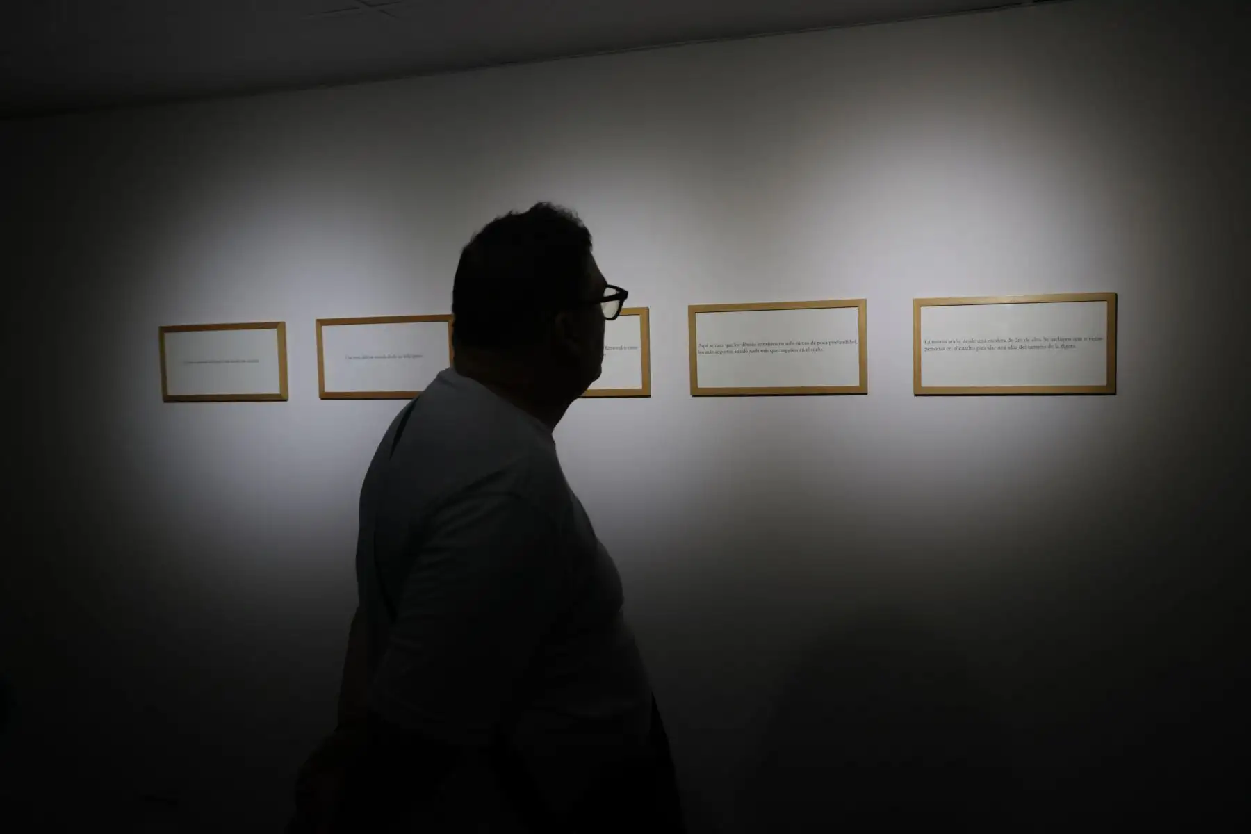 En el marco de la celebración por el centenario del nacimiento del artista peruano, Jorge Eduardo Eielson, se inauguró hoy una muestra con 11 artistas nacionales cuyas obras dialogan con el legado de nuestra figura emblemática. La exposición está bajo la curaduría de Carlos Castro y Mariana Rodriguez y va desde 11 de abril al 12 de mayo, en el Centro Cultural de la PUCP, en San Isidro. Foto: ANDINA/Andrés Valle