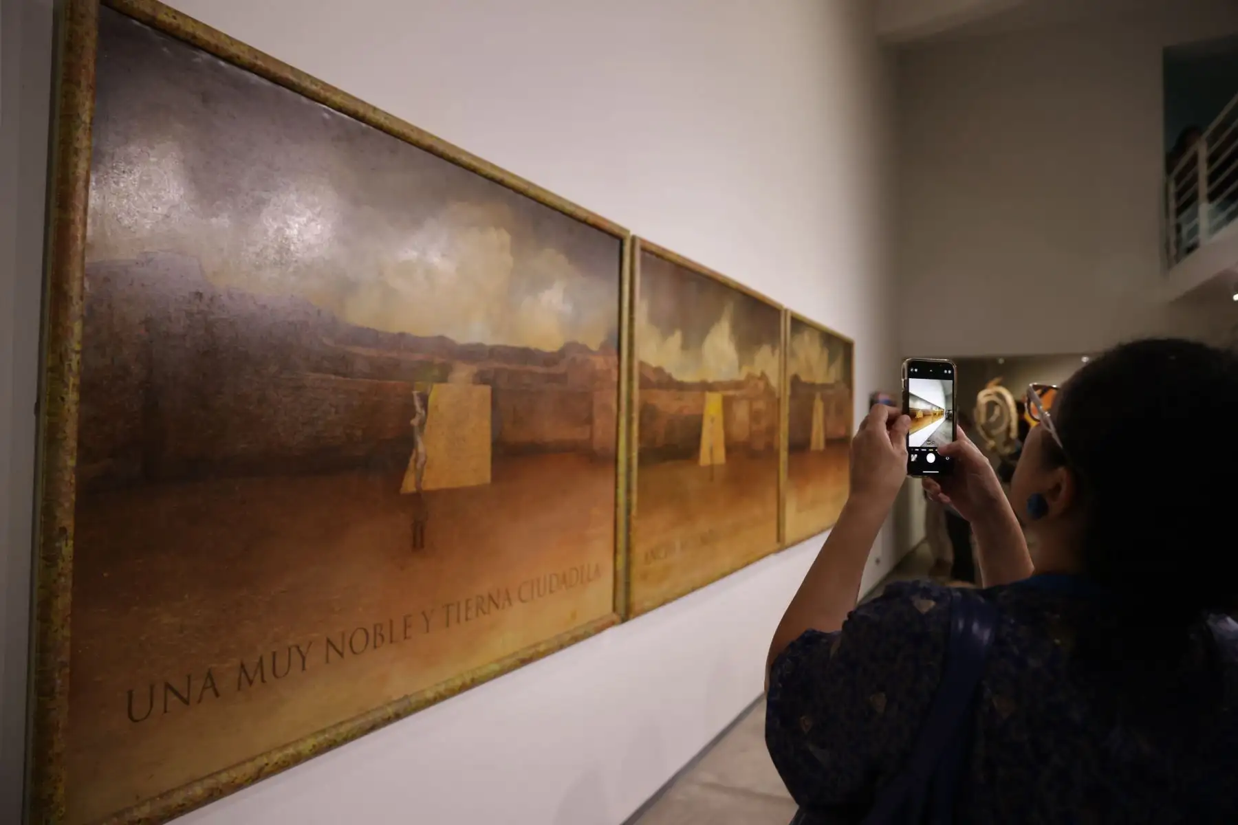 En el marco de la celebración por el centenario del nacimiento del artista peruano, Jorge Eduardo Eielson, se inauguró hoy una muestra con 11 artistas nacionales cuyas obras dialogan con el legado de nuestra figura emblemática. La exposición está bajo la curaduría de Carlos Castro y Mariana Rodriguez y va desde 11 de abril al 12 de mayo, en el Centro Cultural de la PUCP, en San Isidro. Foto: ANDINA/Andrés Valle
