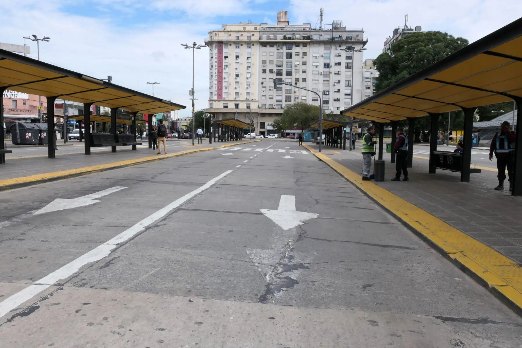 Pasajeros esperan en una estación de autobuses este jueves en el barrio Constitución de Buenos Aires (Argentina). Numerosas líneas de autobuses se ven afectadas por el paro que la Unión Tranviarios Automotor (UTA) lleva a cabo en el área Metropolitana de Buenos Aires (AMBA), que incluye la capital argentina y las localidades circundantes de la provincia homónima, para reclamar mejoras salariales. Foto: EFE