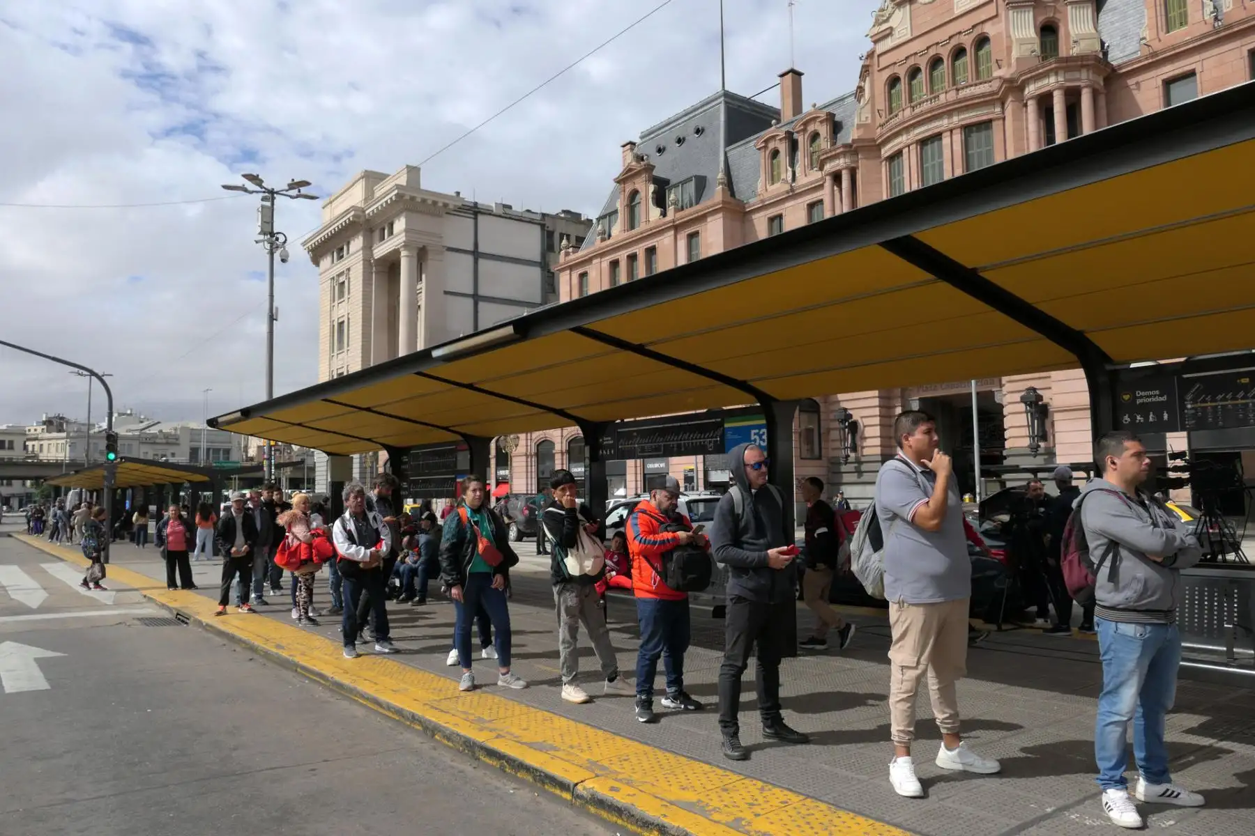 Pasajeros esperan en una estación de autobuses este jueves en el barrio Constitución de Buenos Aires (Argentina). Numerosas líneas de autobuses se ven afectadas por el paro que la Unión Tranviarios Automotor (UTA) lleva a cabo en el área Metropolitana de Buenos Aires (AMBA), que incluye la capital argentina y las localidades circundantes de la provincia homónima, para reclamar mejoras salariales. Foto: EFE