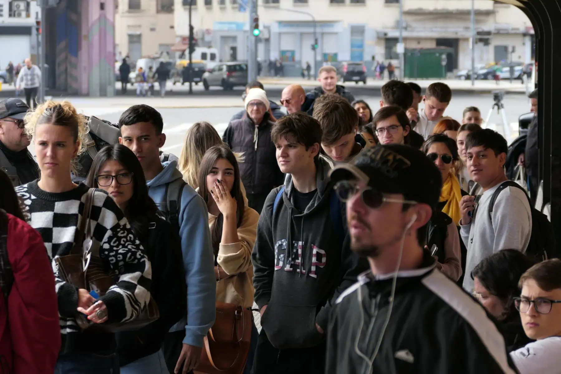 Pasajeros esperan en una estación de autobuses este jueves en el barrio Constitución de Buenos Aires (Argentina). Numerosas líneas de autobuses se ven afectadas por el paro que la Unión Tranviarios Automotor (UTA) lleva a cabo en el área Metropolitana de Buenos Aires (AMBA), que incluye la capital argentina y las localidades circundantes de la provincia homónima, para reclamar mejoras salariales. Foto: EFE