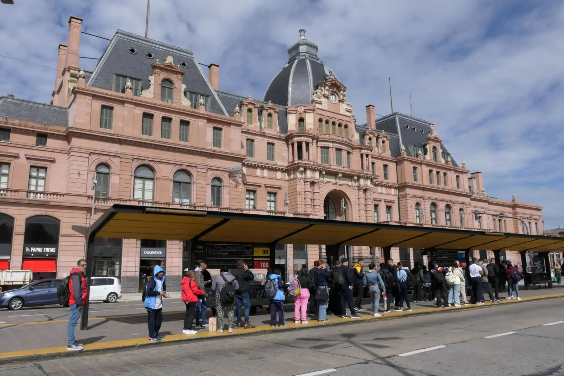 Pasajeros esperan en una estación de autobuses este jueves en el barrio Constitución de Buenos Aires (Argentina). Numerosas líneas de autobuses se ven afectadas por el paro que la Unión Tranviarios Automotor (UTA) lleva a cabo en el área Metropolitana de Buenos Aires (AMBA), que incluye la capital argentina y las localidades circundantes de la provincia homónima, para reclamar mejoras salariales. Foto: EFE