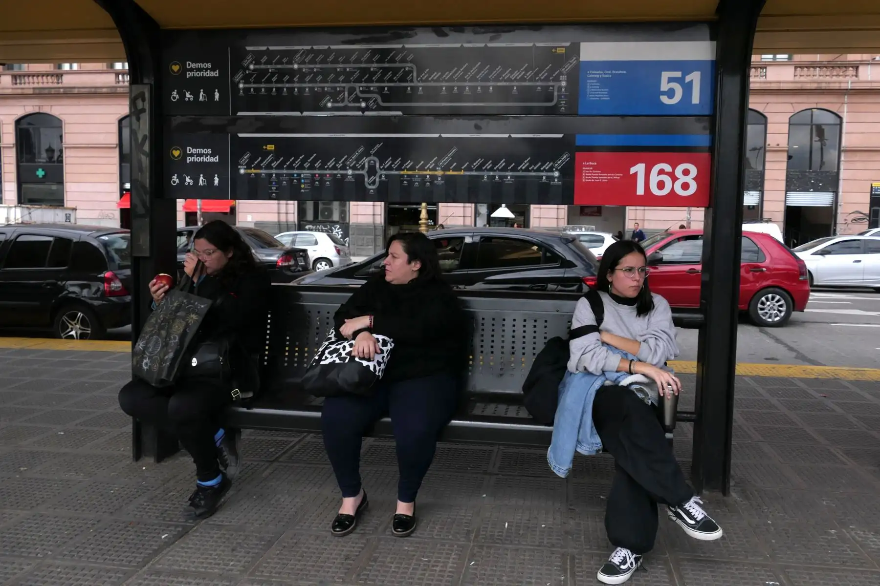 Pasajeros esperan en una estación de autobuses este jueves en el barrio Constitución de Buenos Aires (Argentina). Numerosas líneas de autobuses se ven afectadas por el paro que la Unión Tranviarios Automotor (UTA) lleva a cabo en el área Metropolitana de Buenos Aires (AMBA), que incluye la capital argentina y las localidades circundantes de la provincia homónima, para reclamar mejoras salariales. Foto: EFE