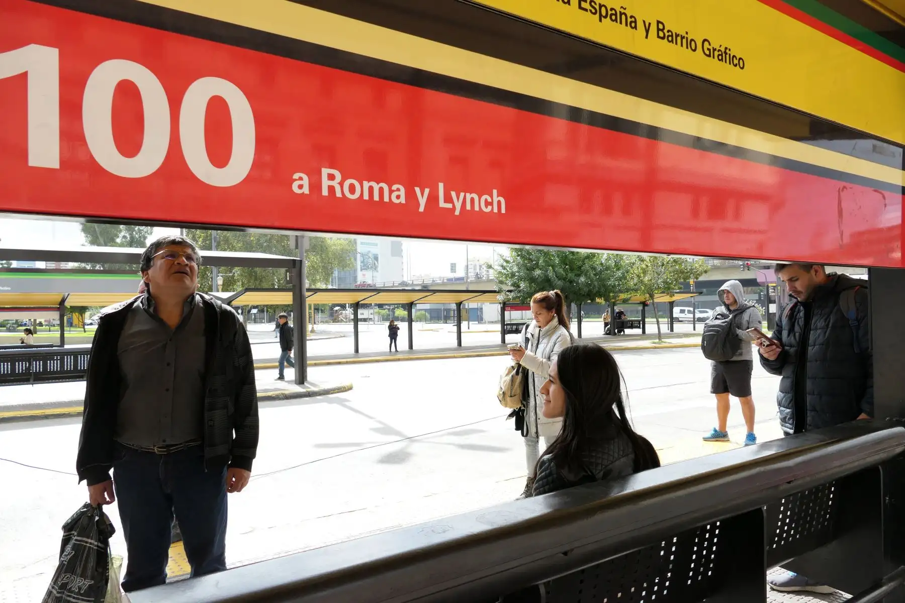 Pasajeros esperan en una estación de autobuses este jueves en el barrio Constitución de Buenos Aires (Argentina). Numerosas líneas de autobuses se ven afectadas por el paro que la Unión Tranviarios Automotor (UTA) lleva a cabo en el área Metropolitana de Buenos Aires (AMBA), que incluye la capital argentina y las localidades circundantes de la provincia homónima, para reclamar mejoras salariales. Foto: EFE