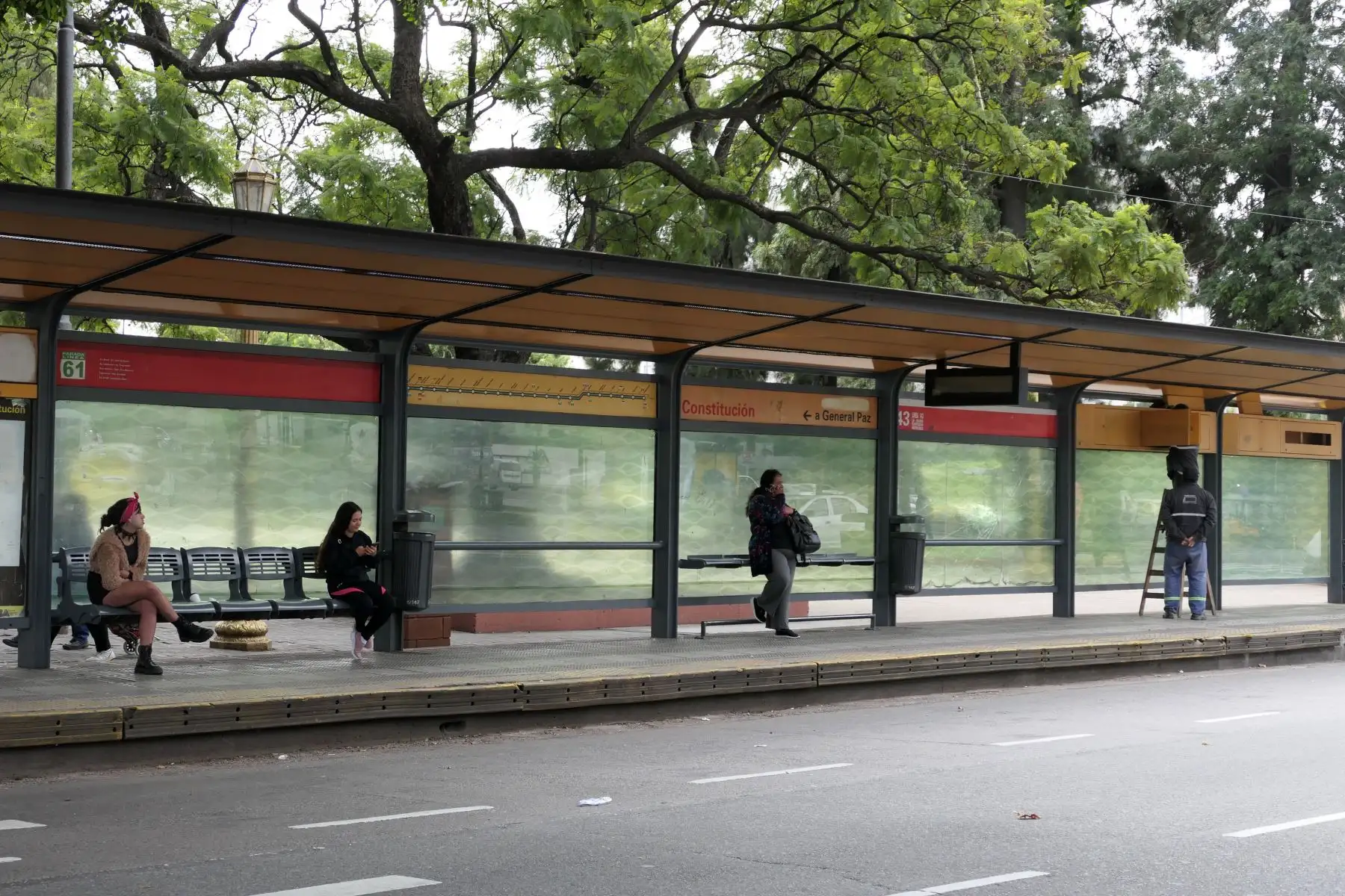 Pasajeros esperan en una estación de autobuses este jueves en el barrio Constitución de Buenos Aires (Argentina). Numerosas líneas de autobuses se ven afectadas por el paro que la Unión Tranviarios Automotor (UTA) lleva a cabo en el área Metropolitana de Buenos Aires (AMBA), que incluye la capital argentina y las localidades circundantes de la provincia homónima, para reclamar mejoras salariales. Foto: EFE