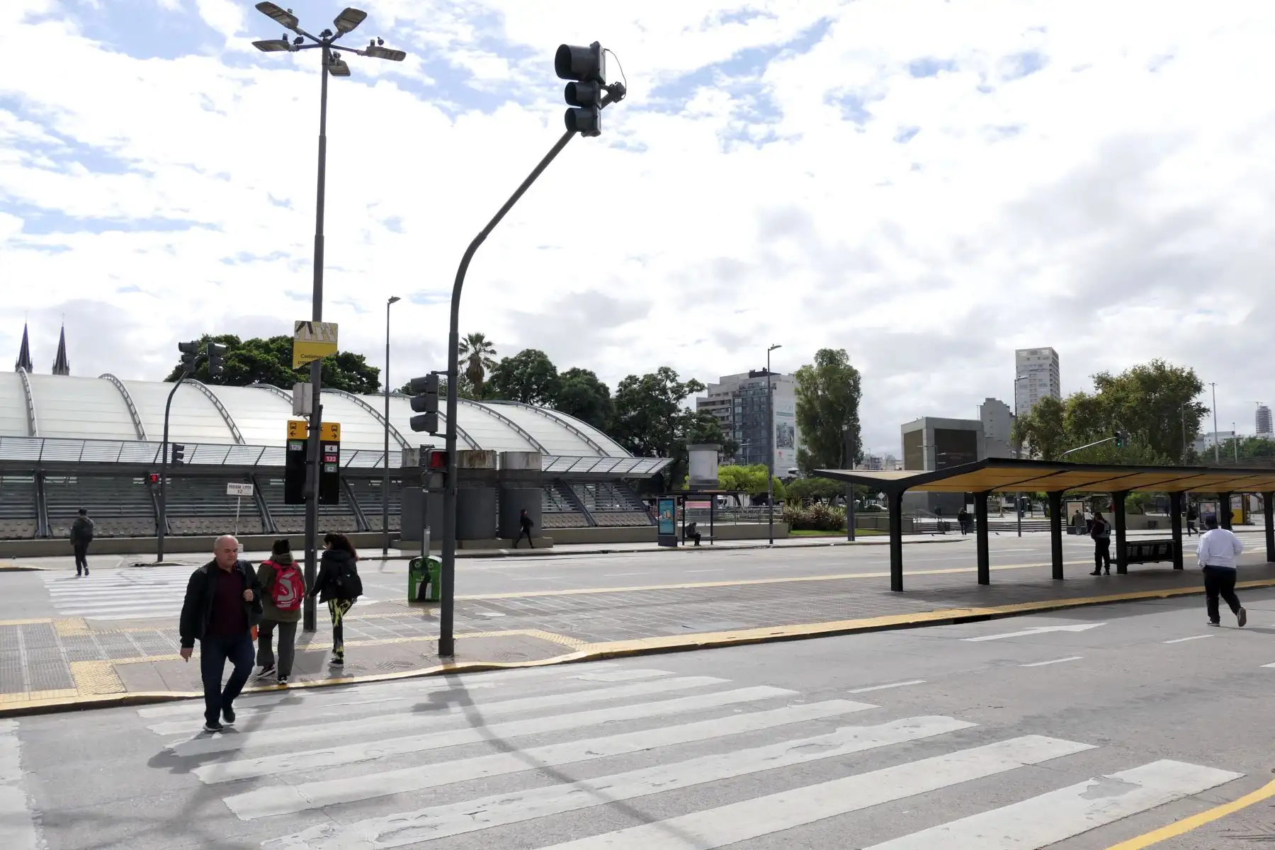 Pasajeros esperan en una estación de autobuses este jueves en el barrio Constitución de Buenos Aires (Argentina). Numerosas líneas de autobuses se ven afectadas por el paro que la Unión Tranviarios Automotor (UTA) lleva a cabo en el área Metropolitana de Buenos Aires (AMBA), que incluye la capital argentina y las localidades circundantes de la provincia homónima, para reclamar mejoras salariales. Foto: EFE