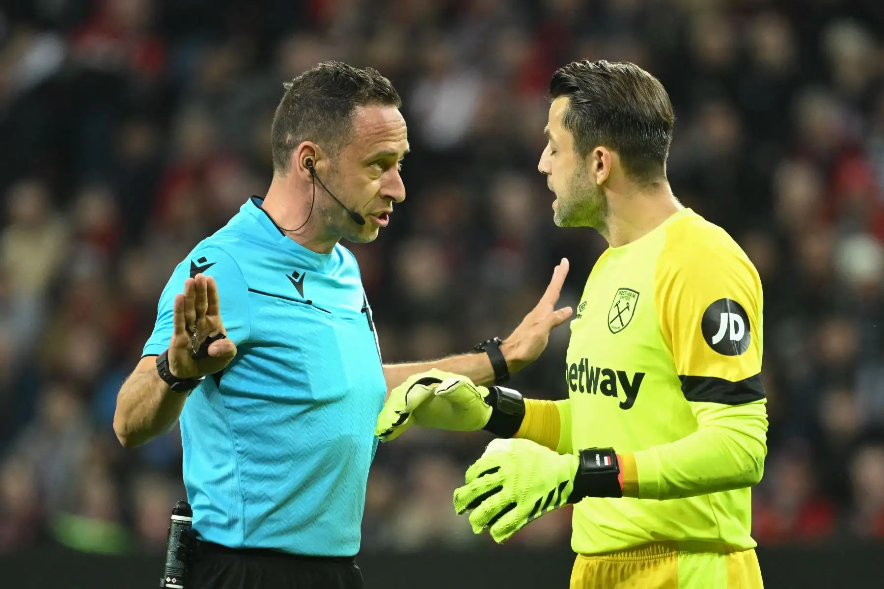 El portero polaco del West Ham United, Lukasz Fabianski, habla con el árbitro portugués Artur Dias durante el partido de fútbol de ida de los cuartos de final de la UEFA Europa League entre el Bayer 04 Leverkusen y el West Ham United FC en Leverkusen, oeste de Alemania. 
Foto: ANDINA/AFP