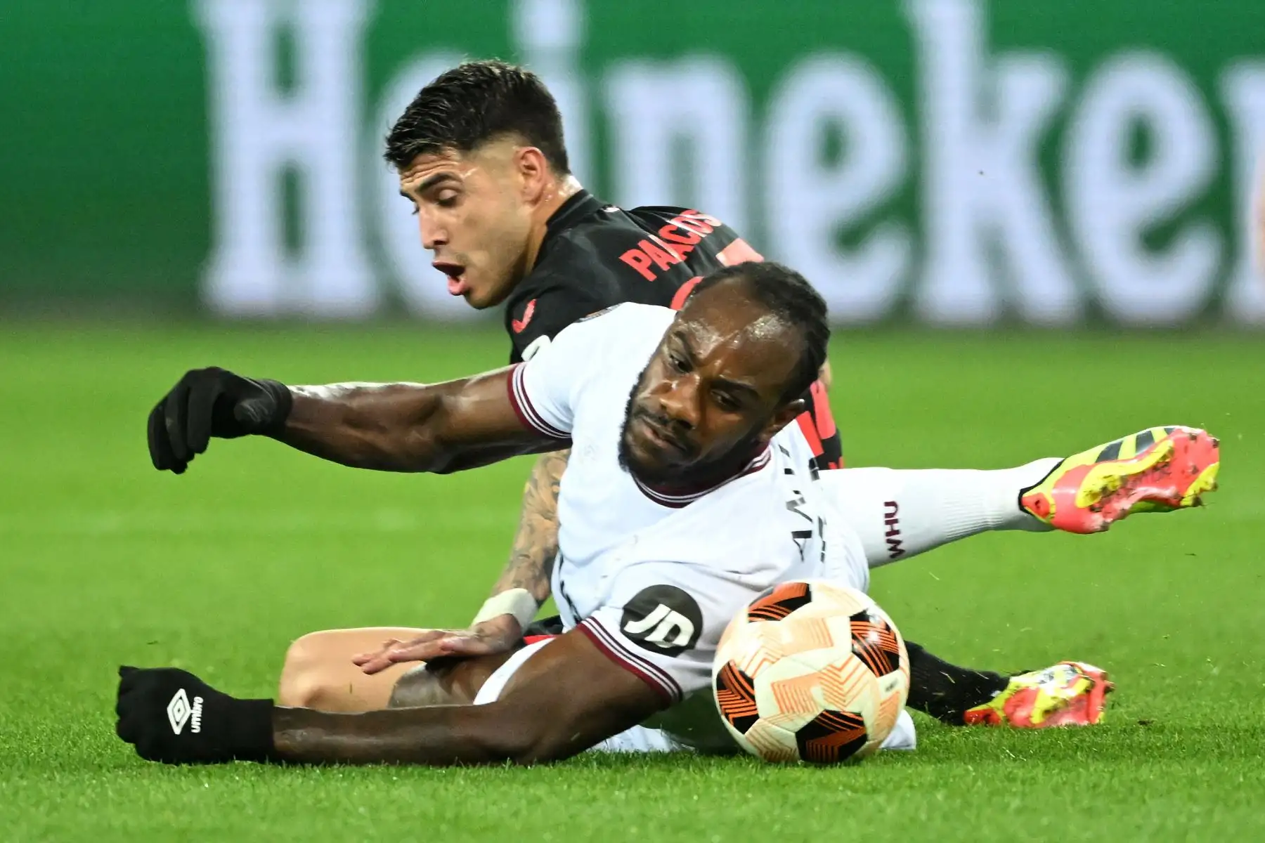 El centrocampista inglés del West Ham United Michail Antonio  y el centrocampista argentino del Bayer Leverkusen Exequiel Palacios compiten por el balón durante el partido de fútbol de ida de los cuartos de final de la UEFA Europa League entre el Bayer 04 Leverkusen y el West Ham United FC en Leverkusen, oeste Alemania.
Foto:ANDINA/ AFP