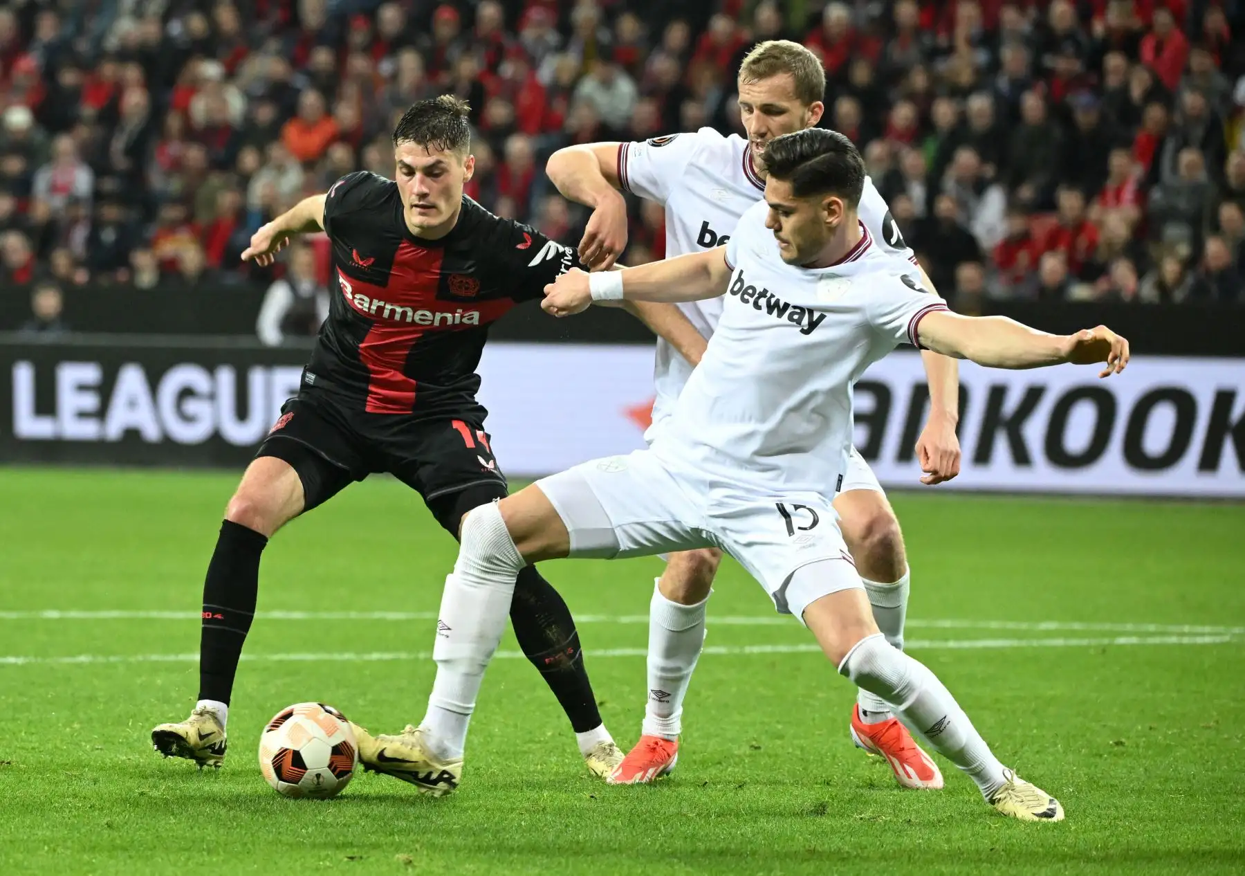 El delantero checo del Bayer Leverkusen Patrik Schick compite por el balón con el defensor griego del West Ham United Konstantinos Mavropanos durante el partido de fútbol de ida de cuartos de final de la UEFA Europa League entre el Bayer 04 Leverkusen y el West Ham United FC en Leverkusen, Alemania. Foto: ANDINA/AFP