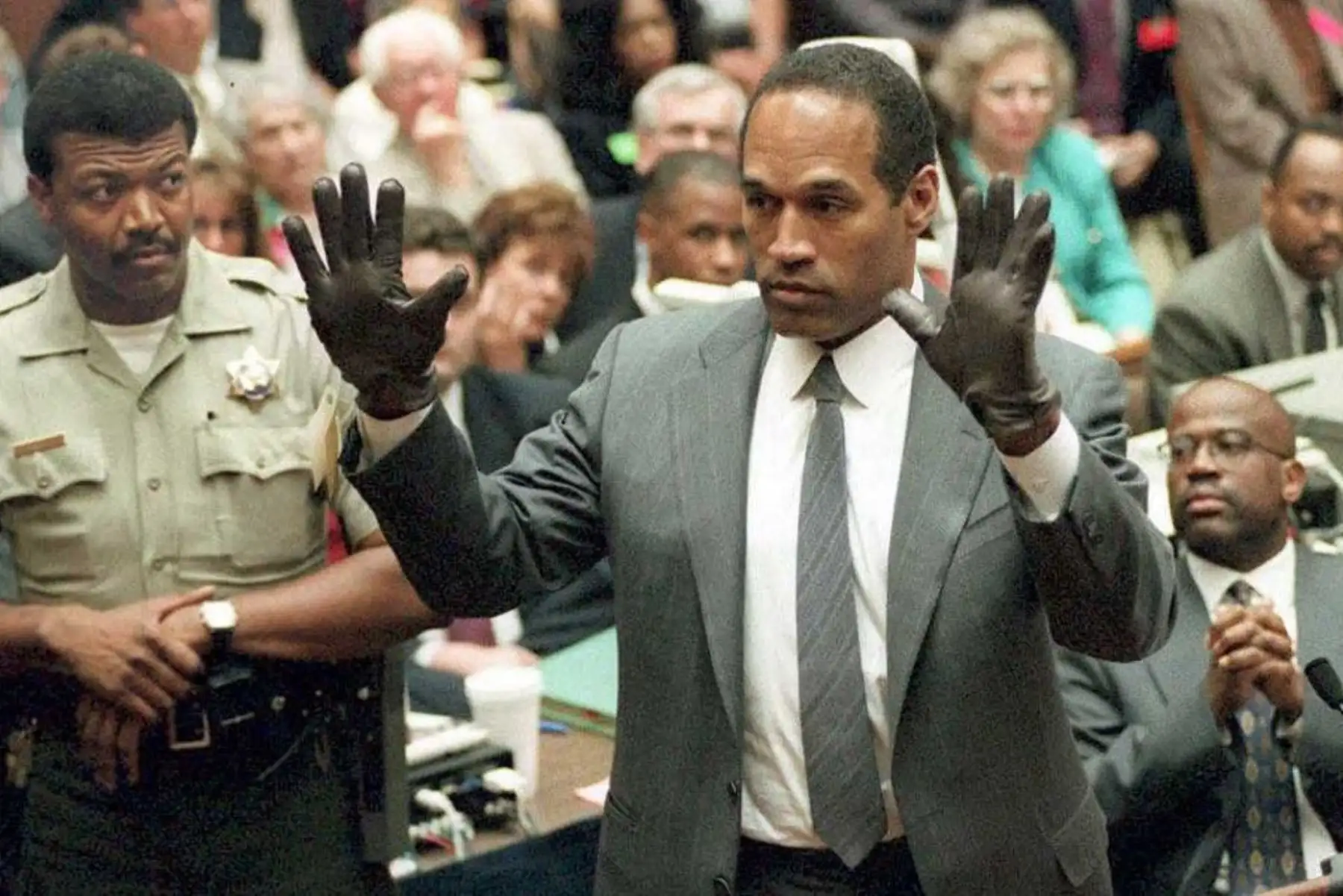 Su absolución en octubre de 1995, después de nueve meses en el tribunal, fue recibida con incredulidad por muchos estadounidenses que habían seguido cada giro de los argumentos sobre detalles tan intrincados como si un par de guantes realmente se ajustaban a las manos del ex atleta. Foto: AFP